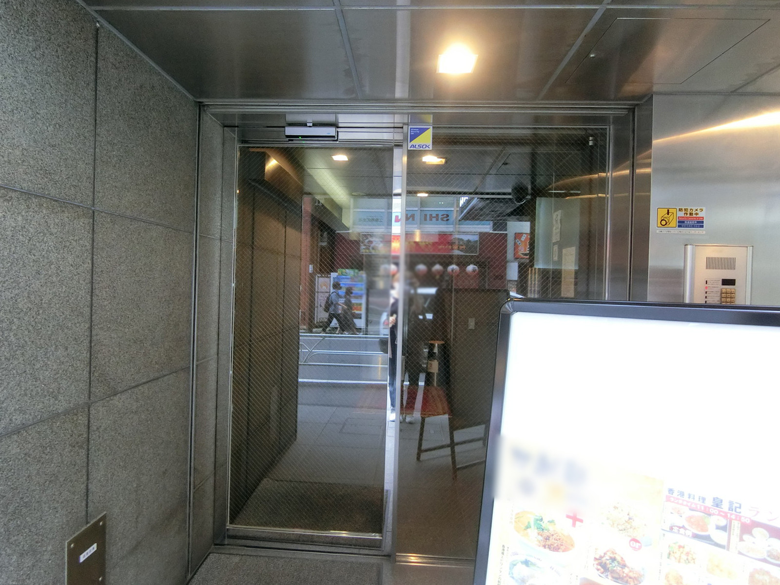 オフィスビル出入口