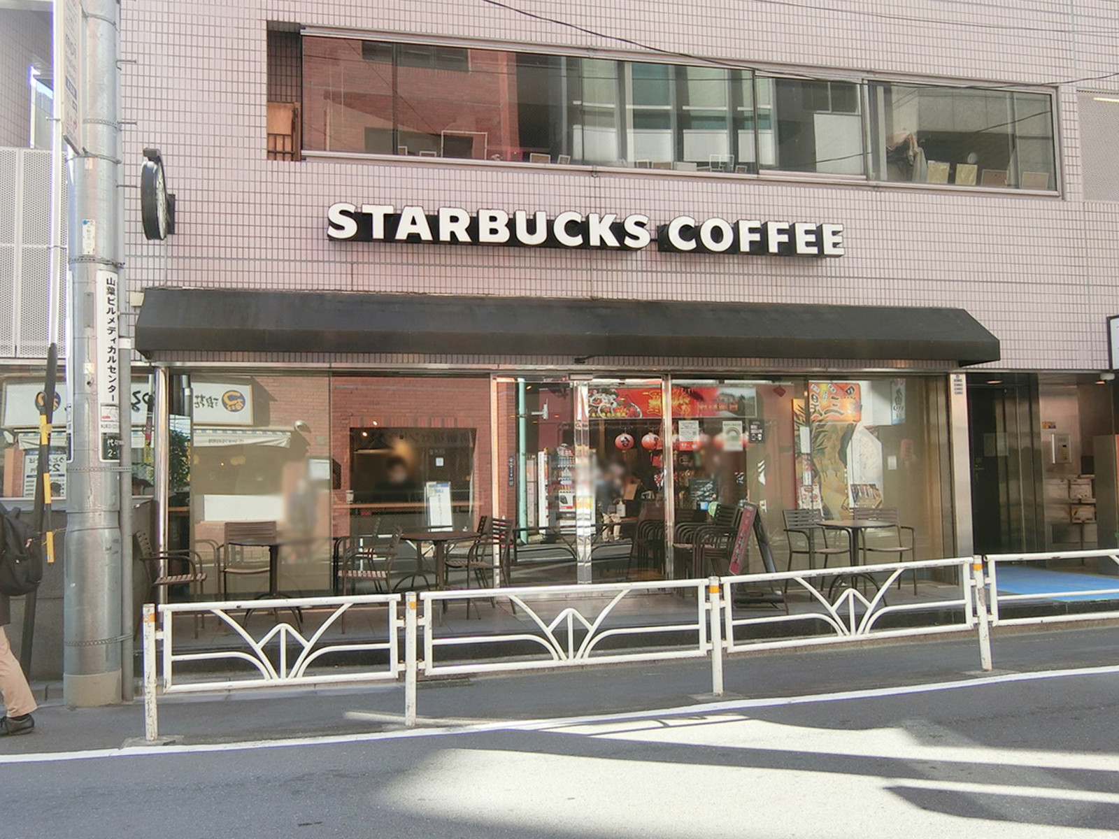 1階：スターバックスコーヒー