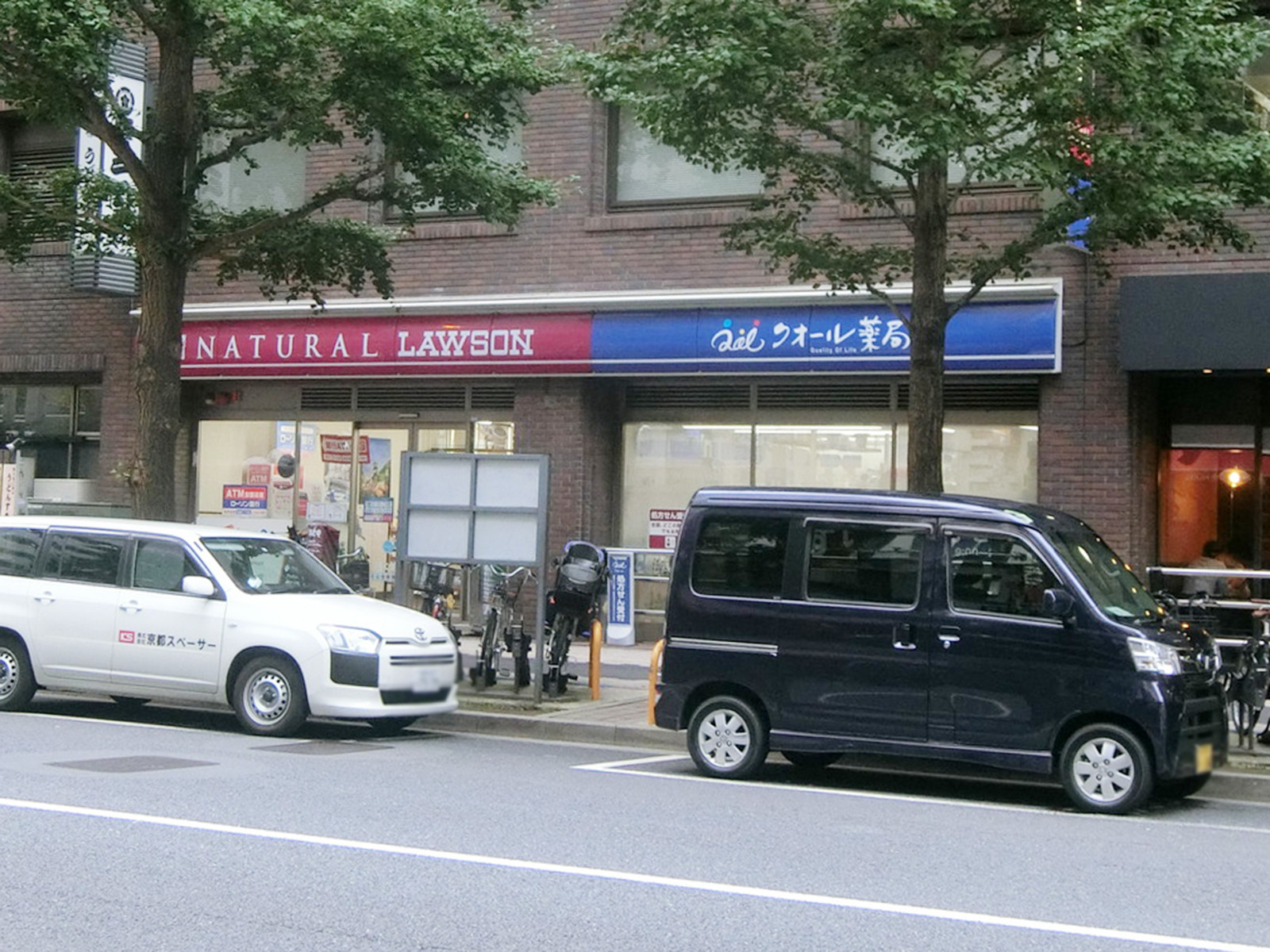 1階：ナチュラルローソン