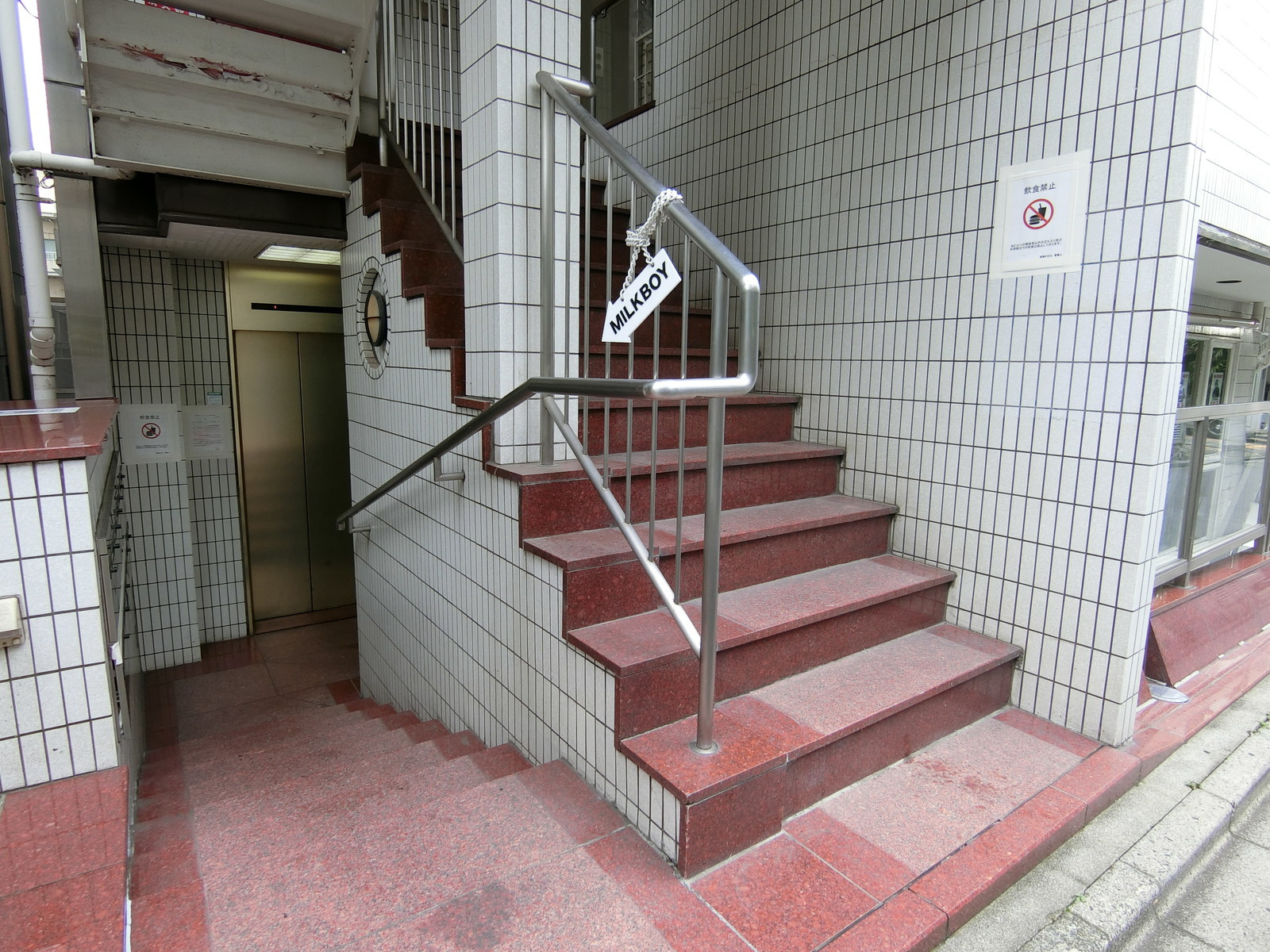 オフィスビルエントランス