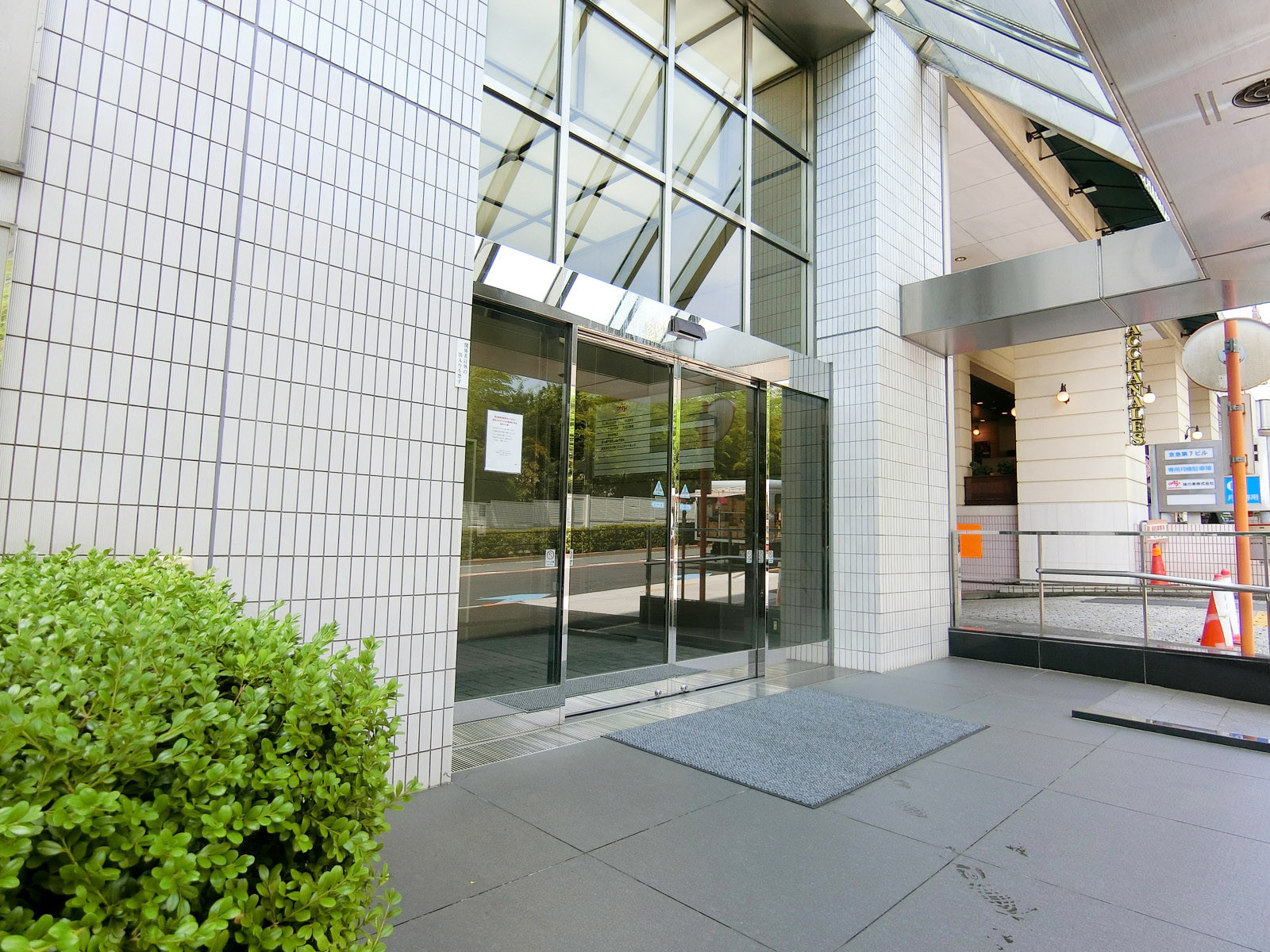 オフィスビル出入り口