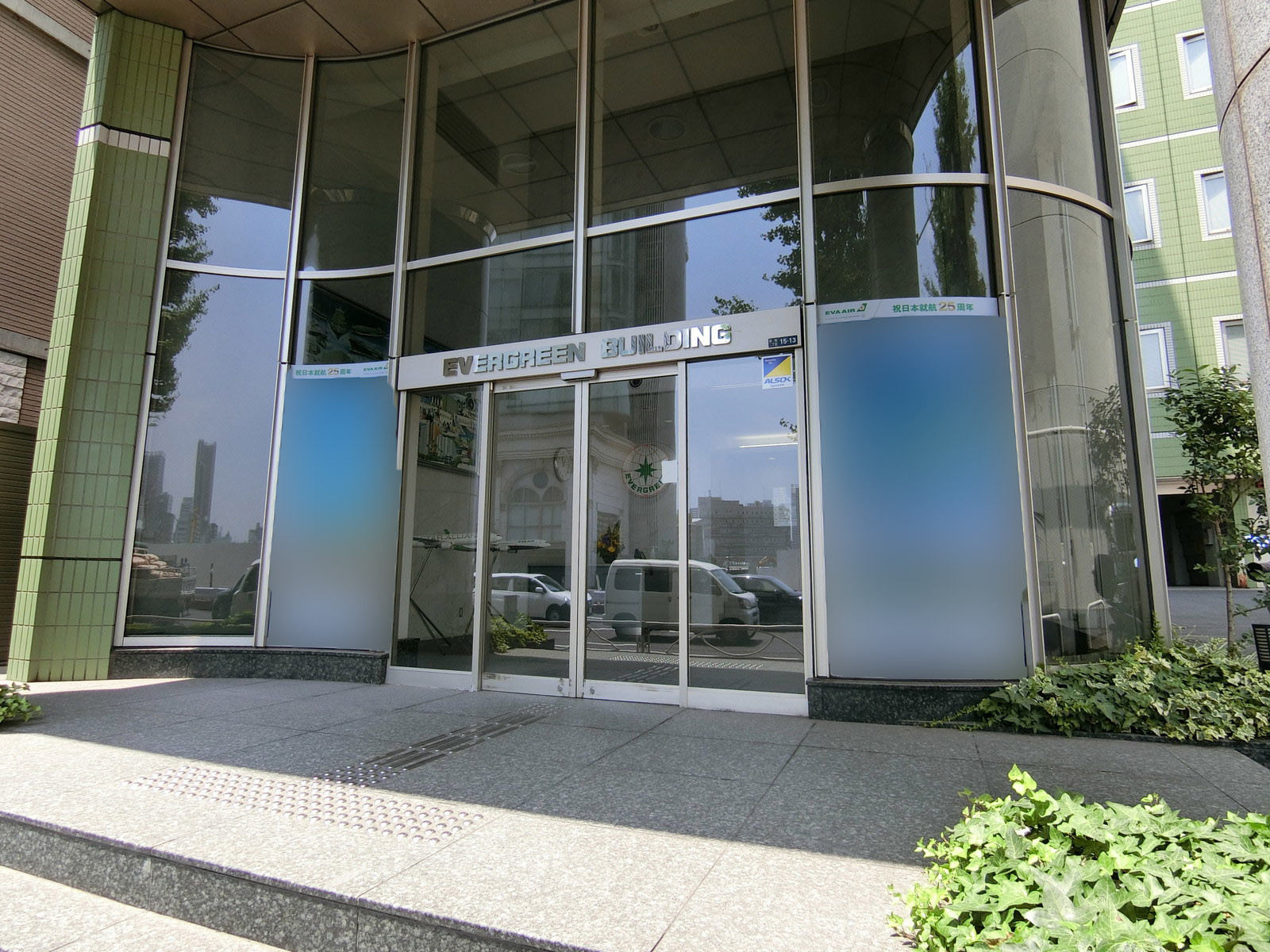 オフィスビル出入り口