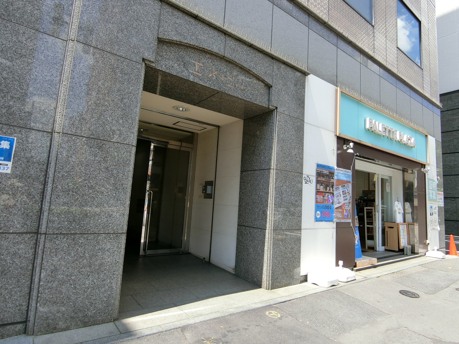 オフィスビル出入口