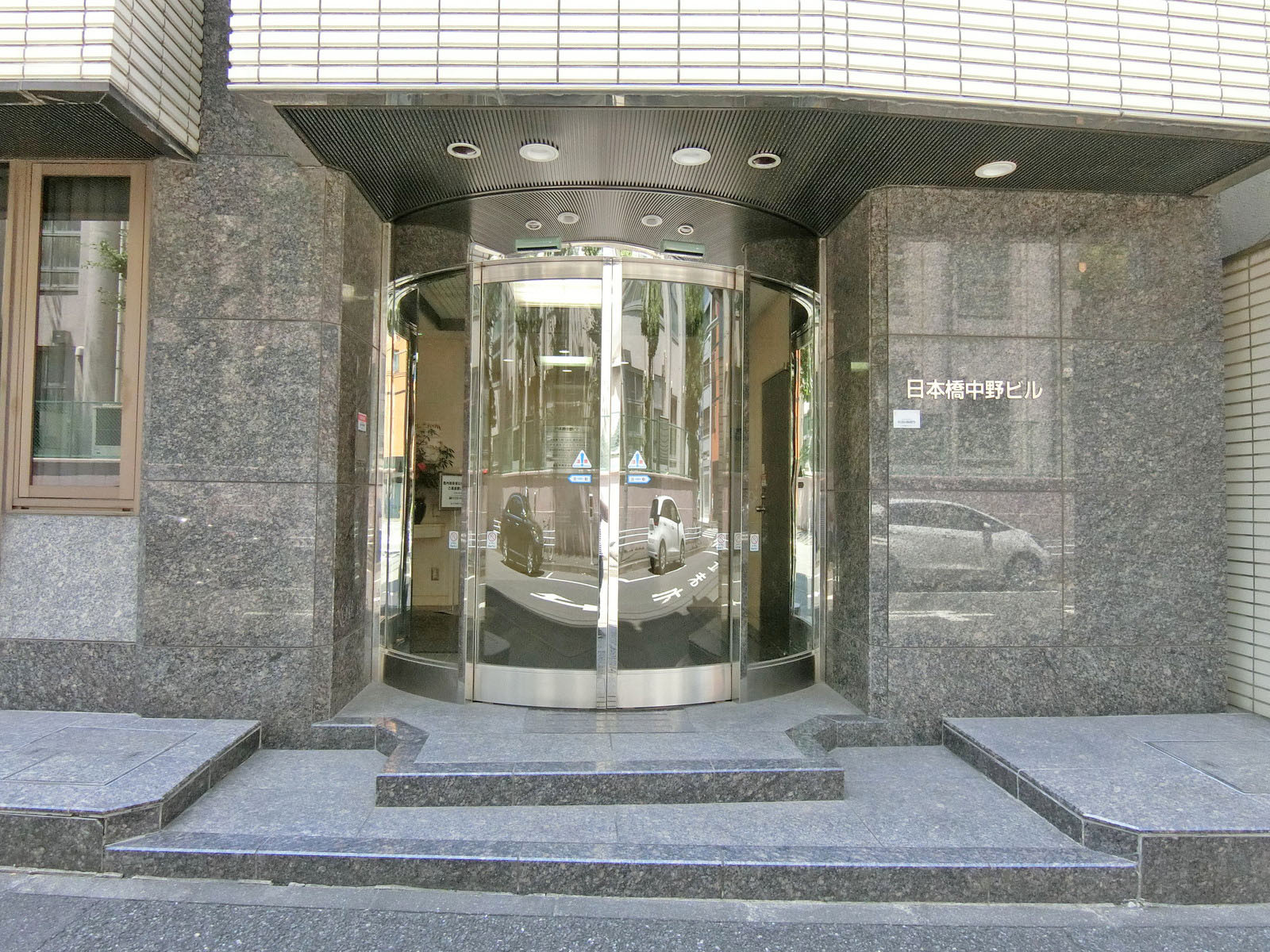 オフィスビル出入口