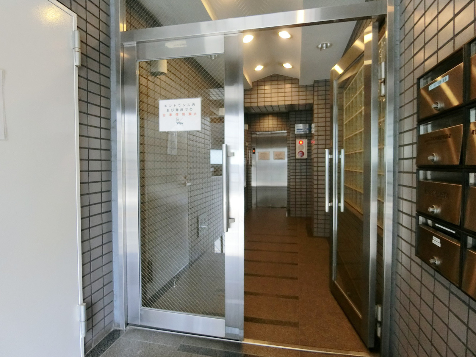オフィスビル出入口