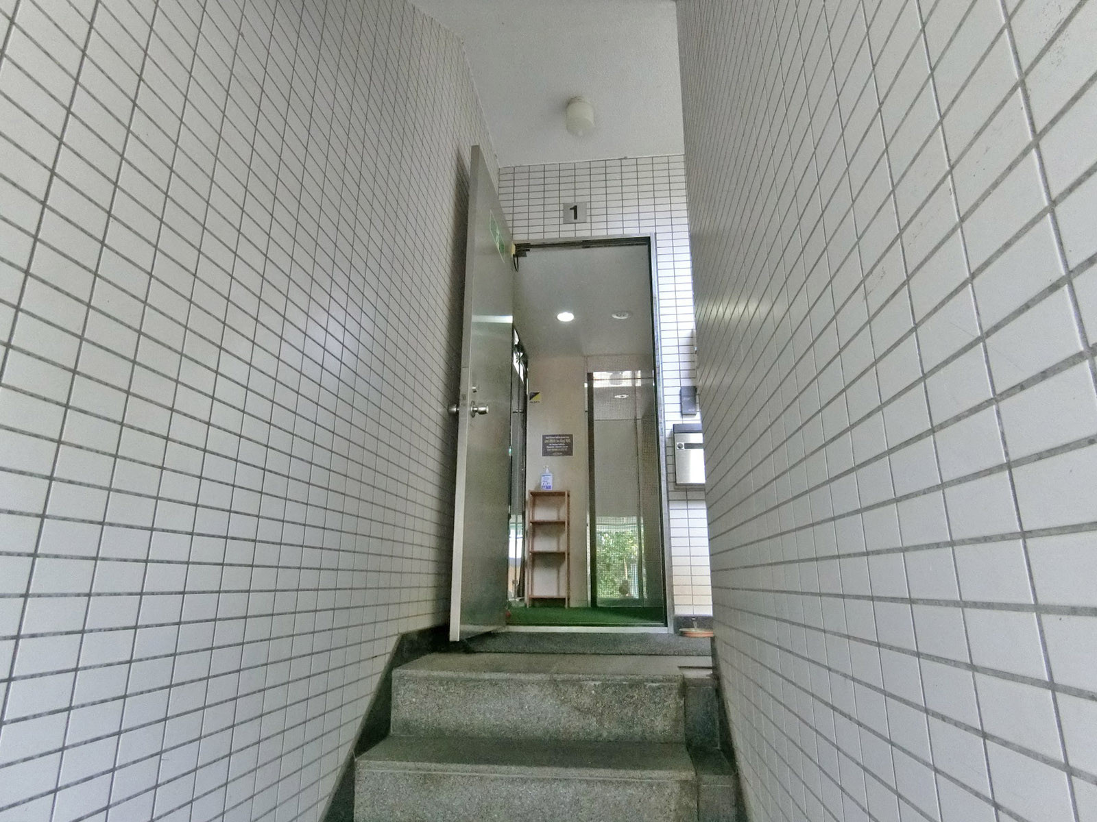 オフィスビル出入り口
