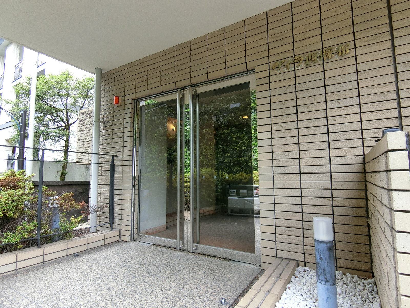 オフィスビル出入り口