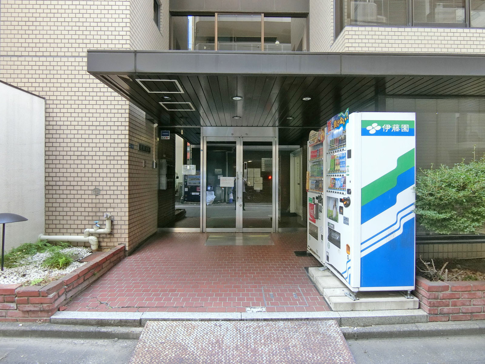 オフィスビル出入口
