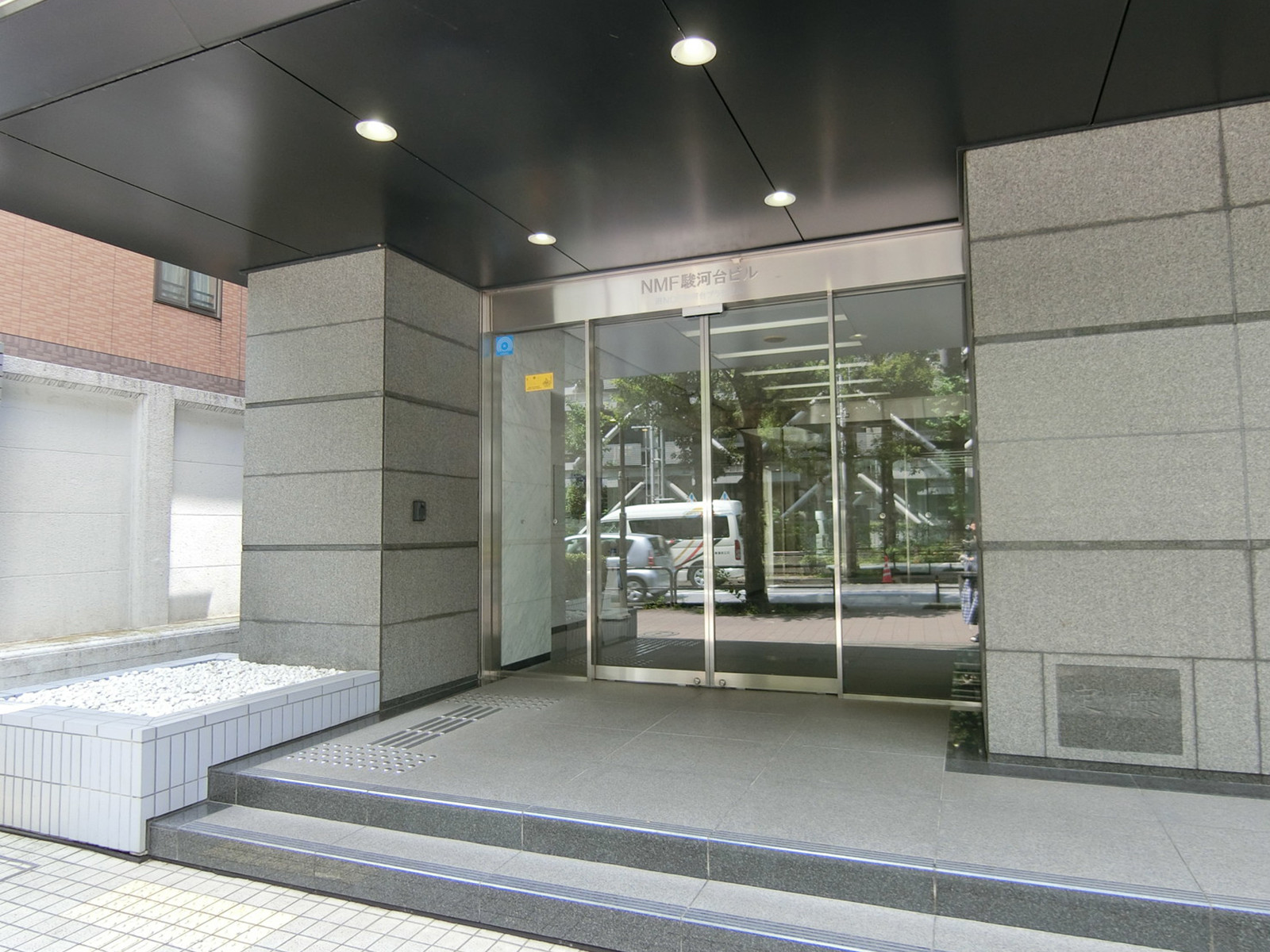 オフィスビル出入口