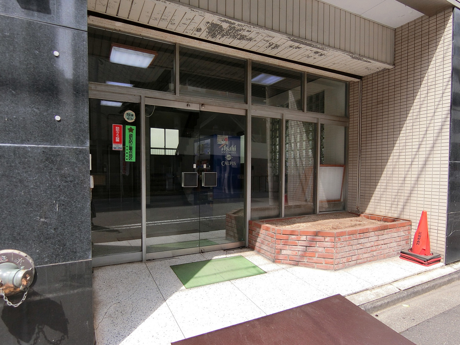 オフィスビル出入口