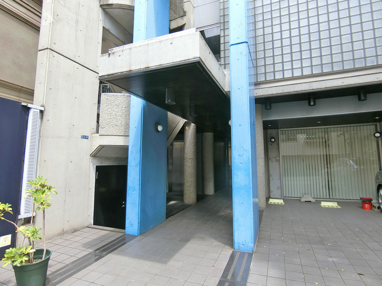 オフィスビル出入り口