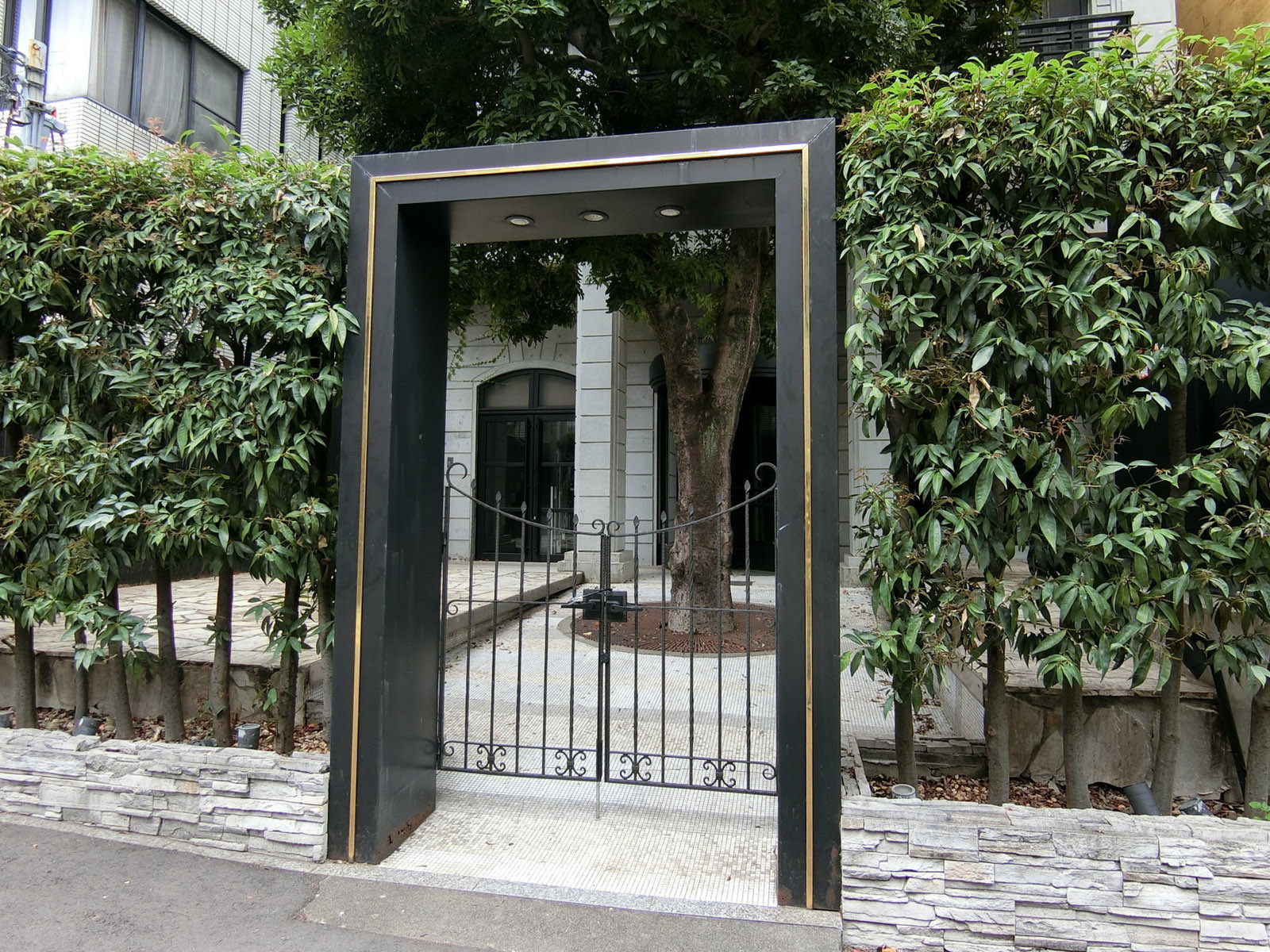 オフィスビル出入り口