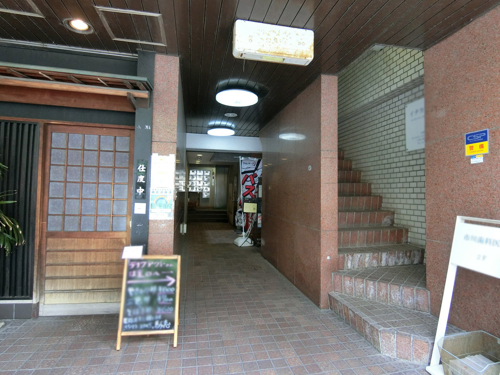 オフィスビル出入り口