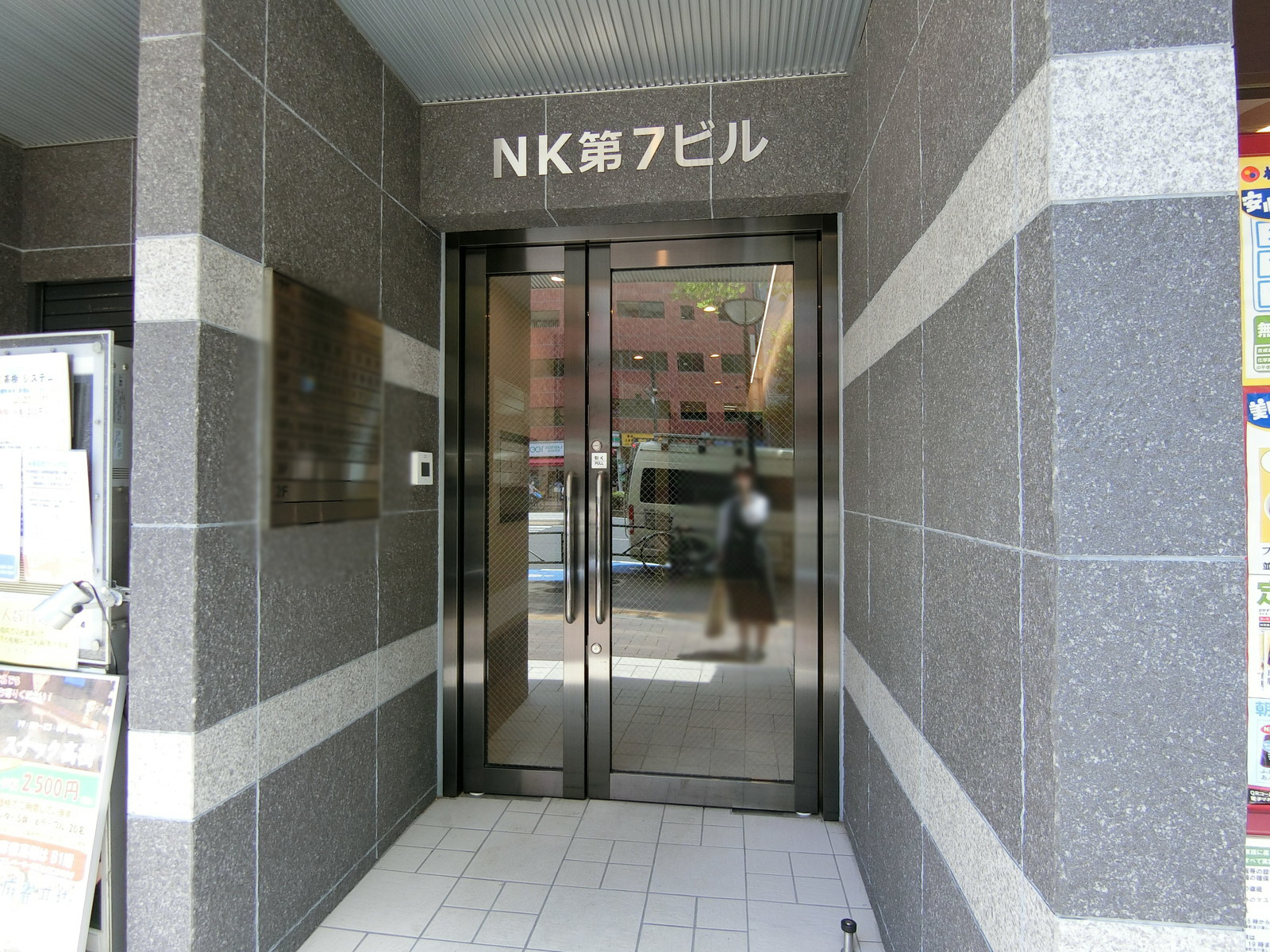 オフィスビル出入口