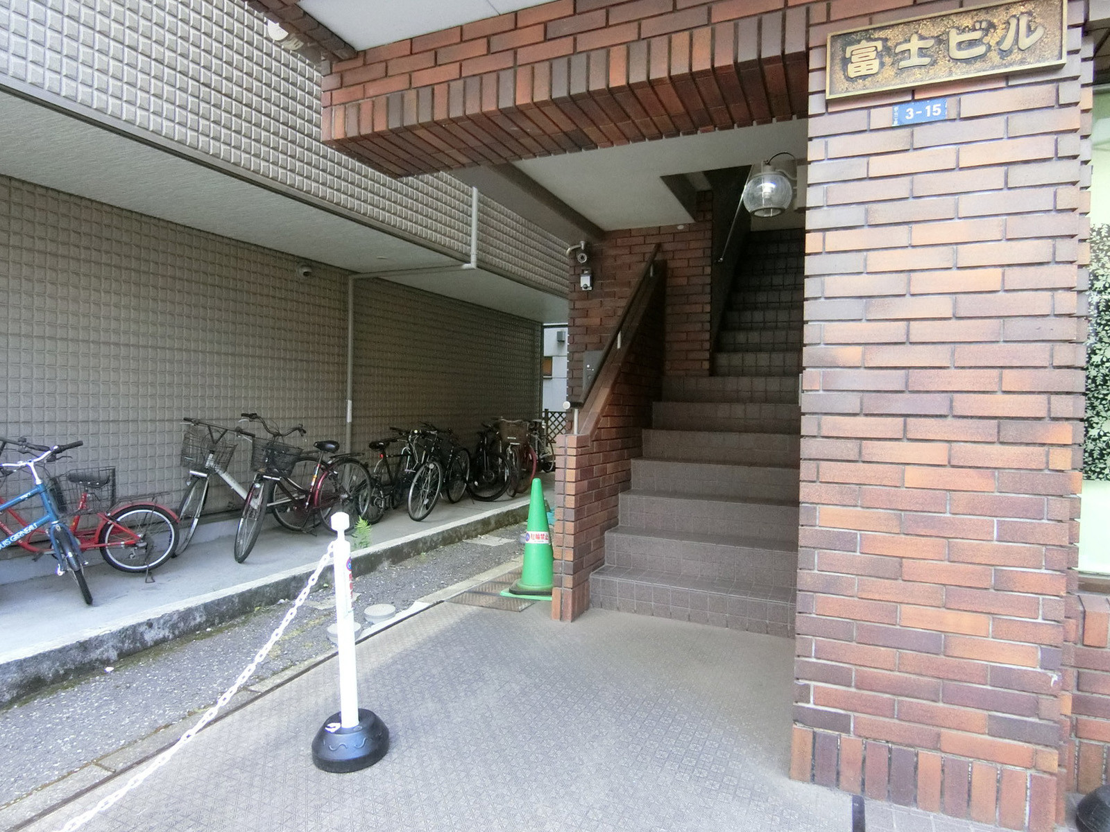 オフィスビル出入口