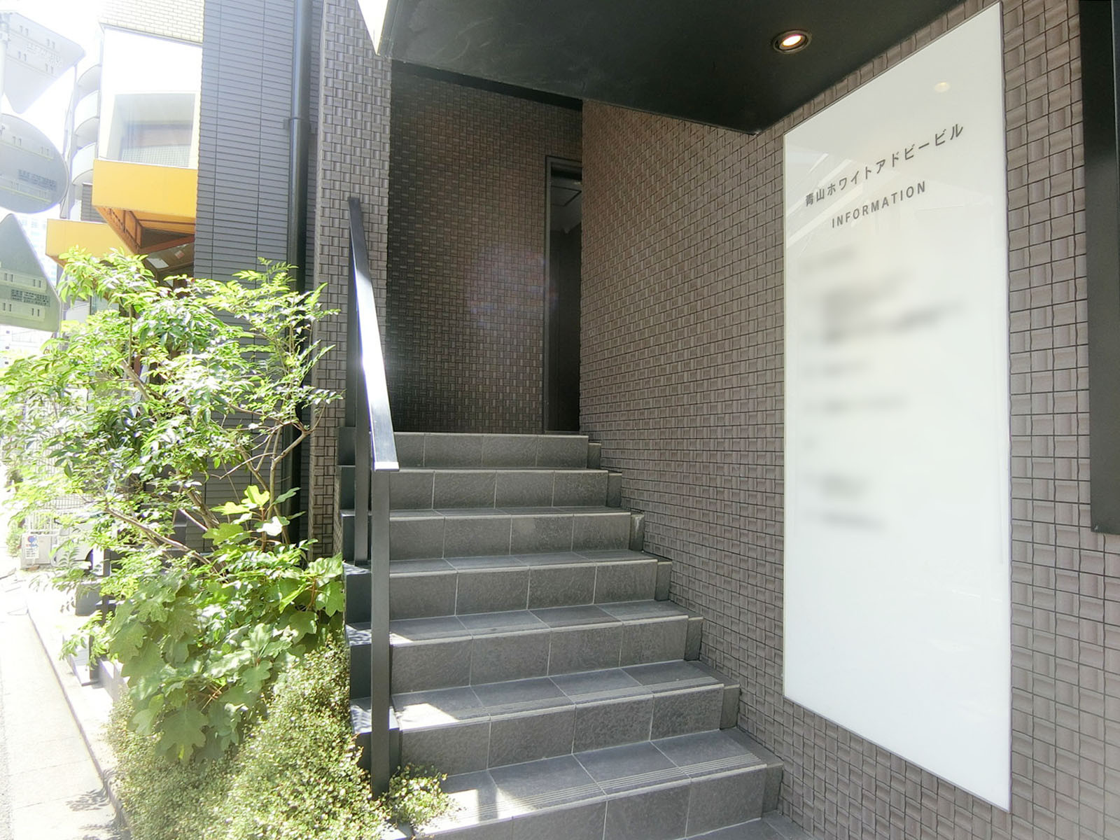 オフィスビル出入口