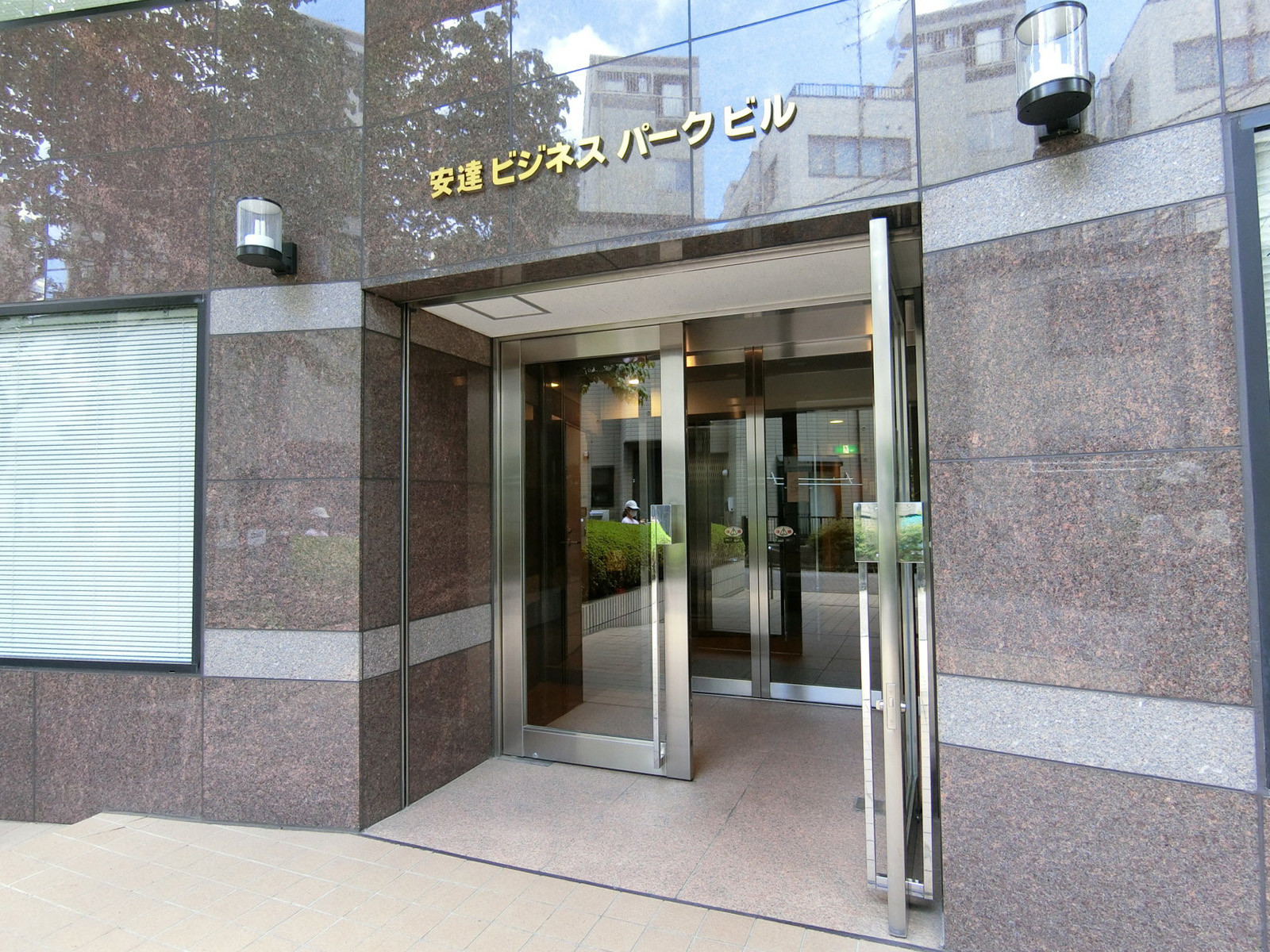 オフィスビル出入り口