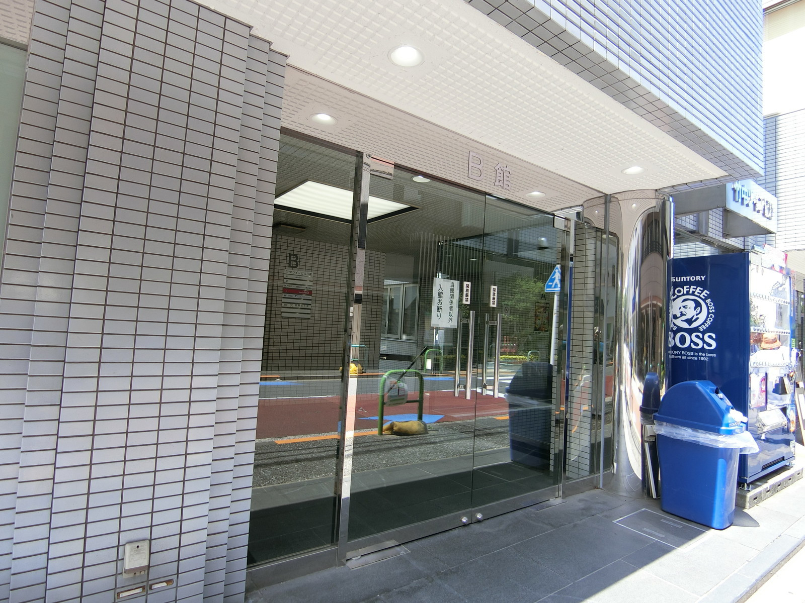 オフィスビル出入り口