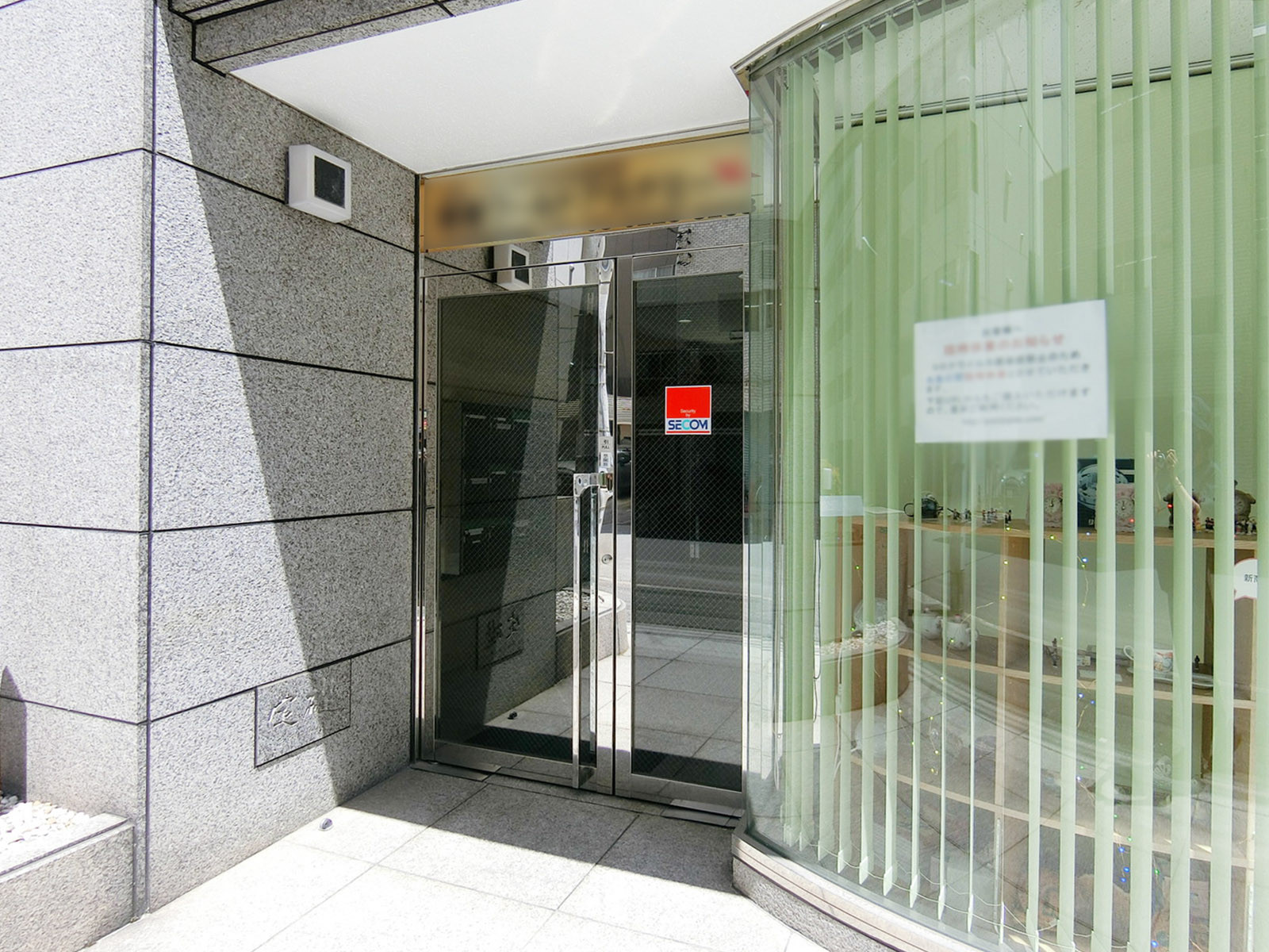オフィスビル出入り口