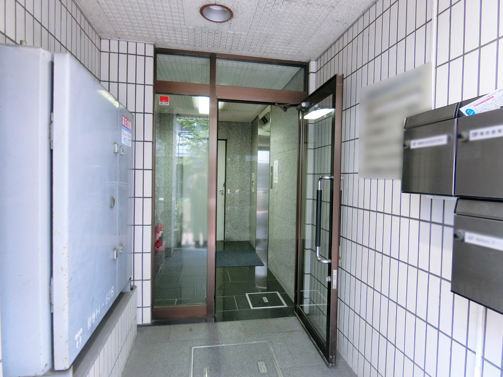 オフィスビル出入口