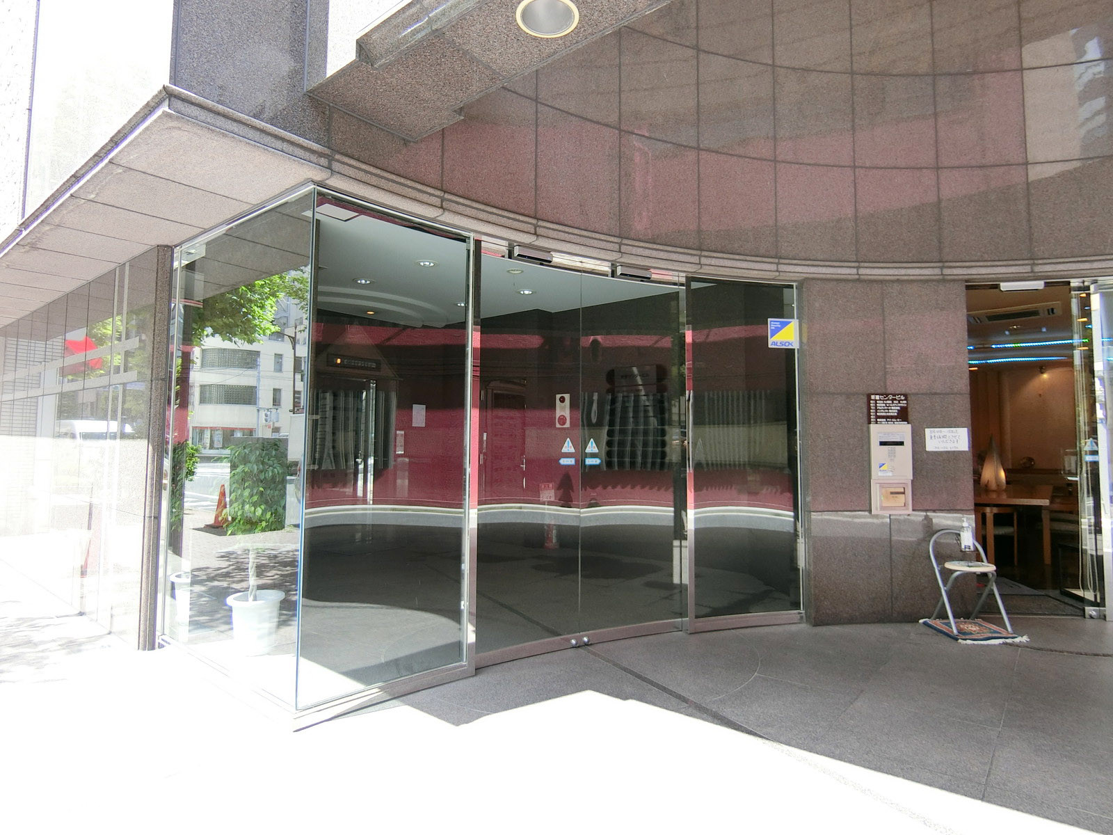 オフィスビル出入り口