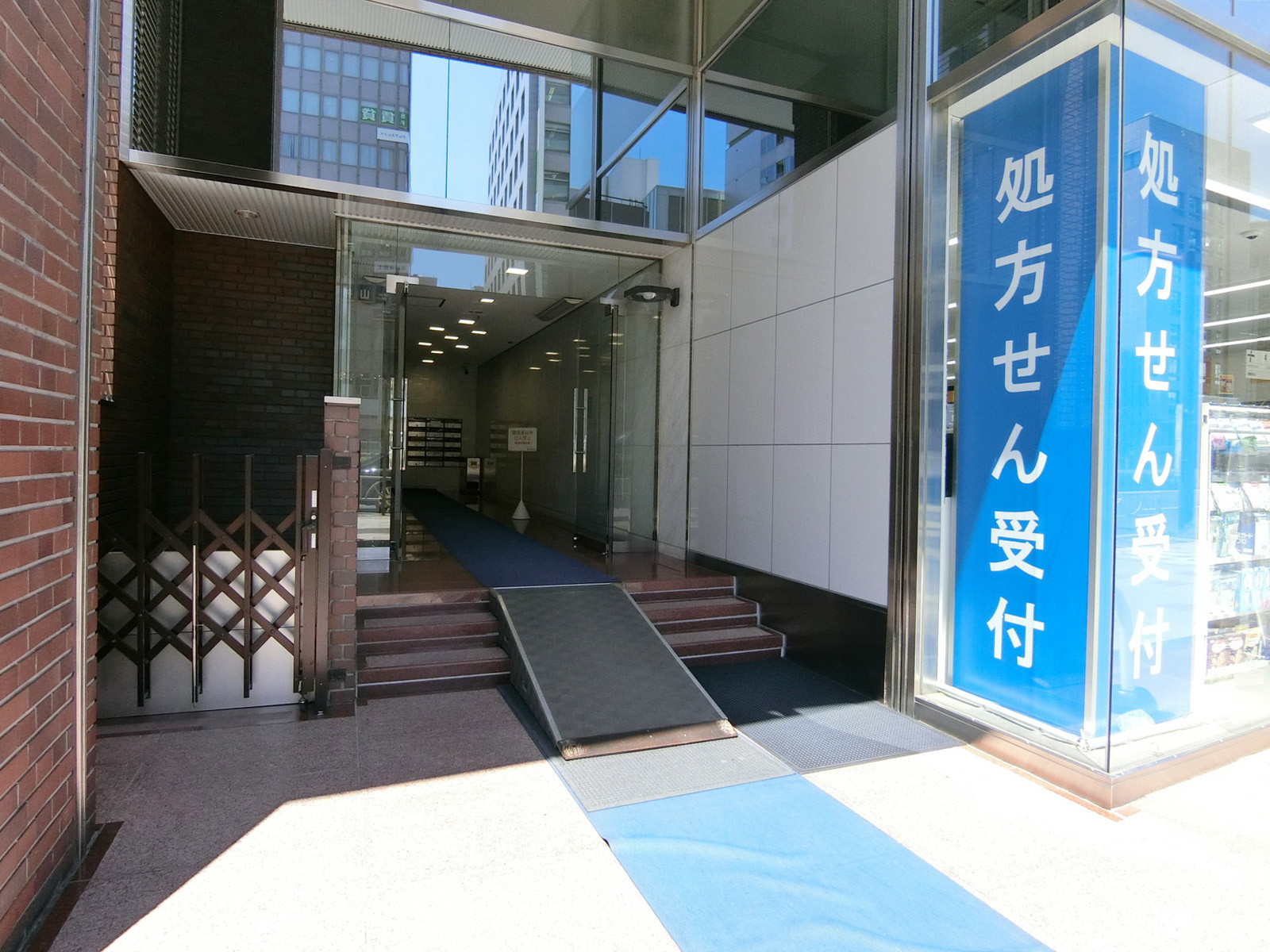 オフィスビル出入口