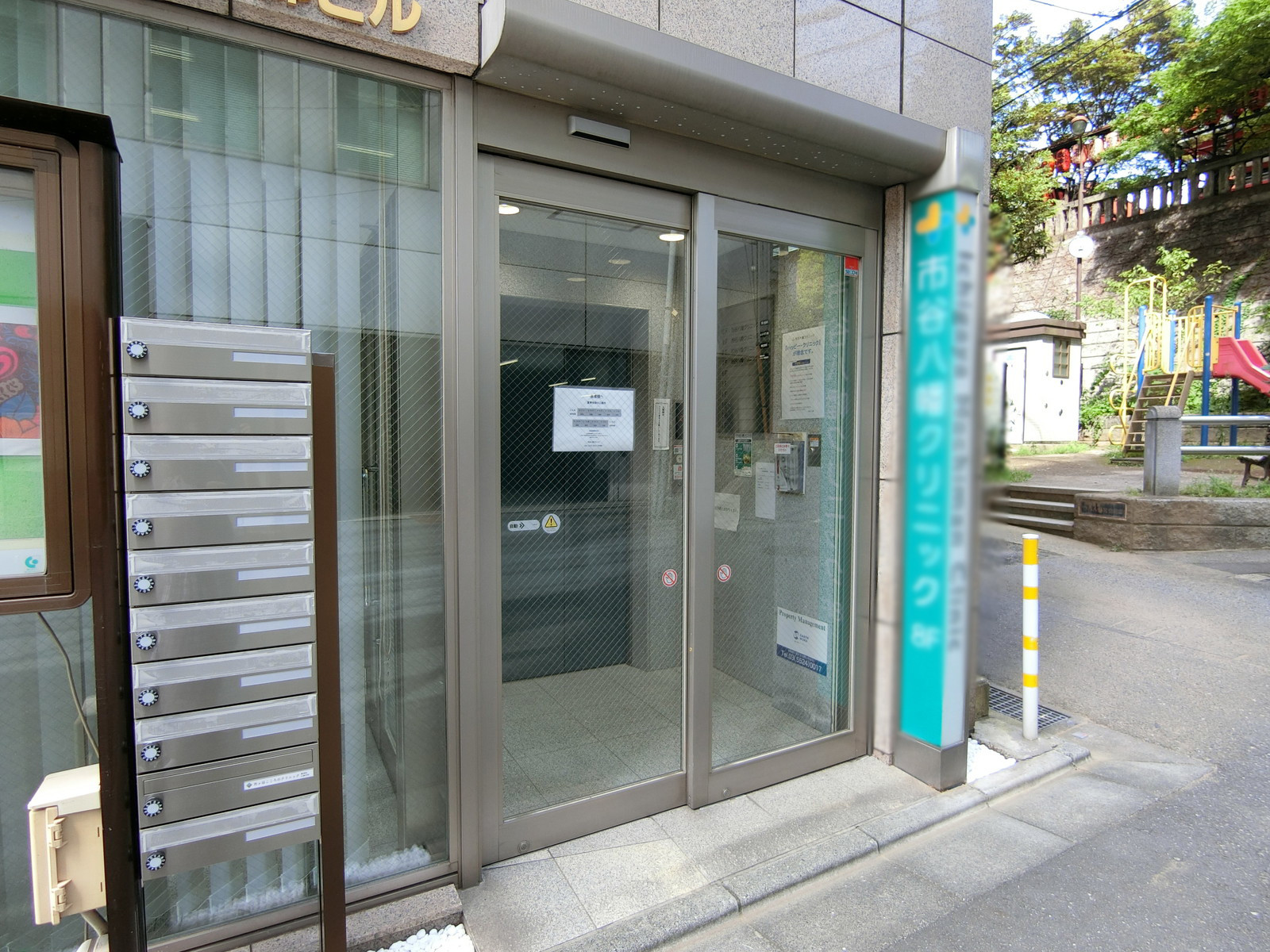 オフィスビ出入口