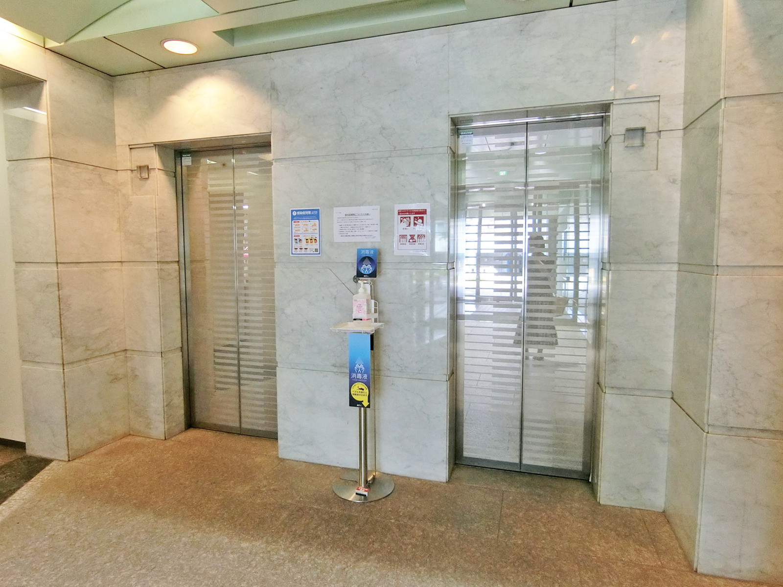 エレベーター（2基）