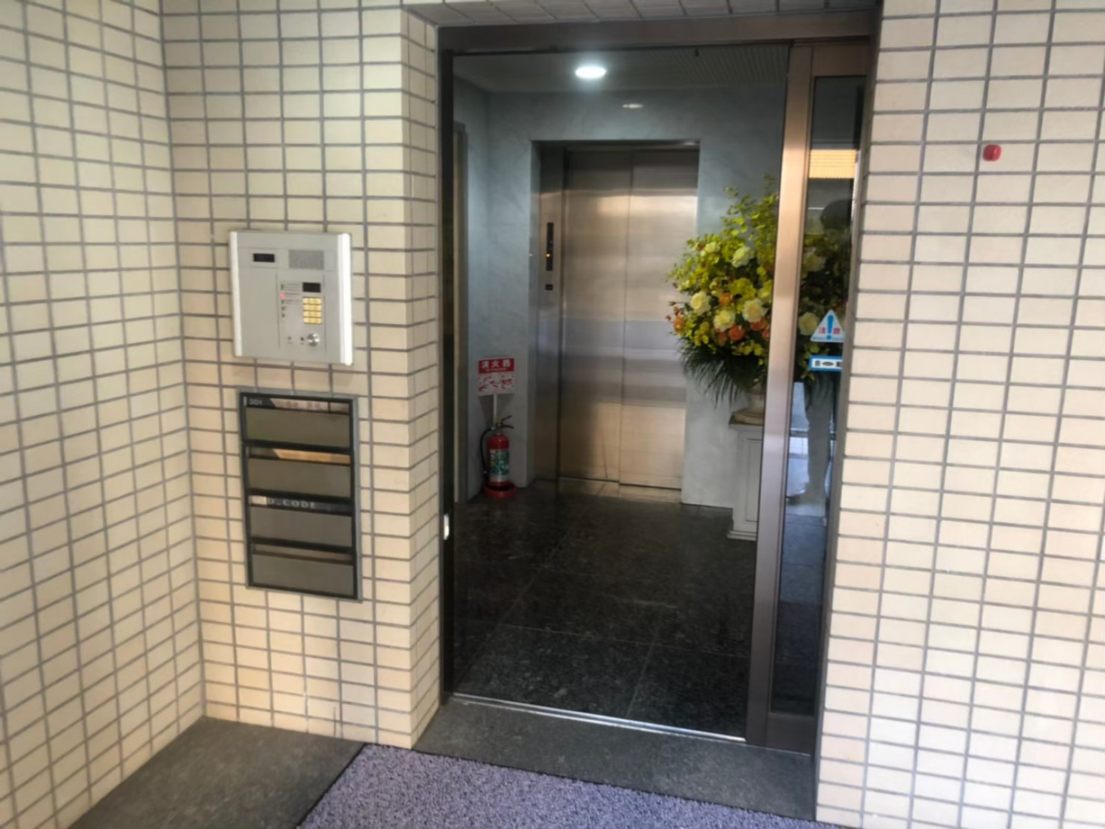 オフィスビル出入口