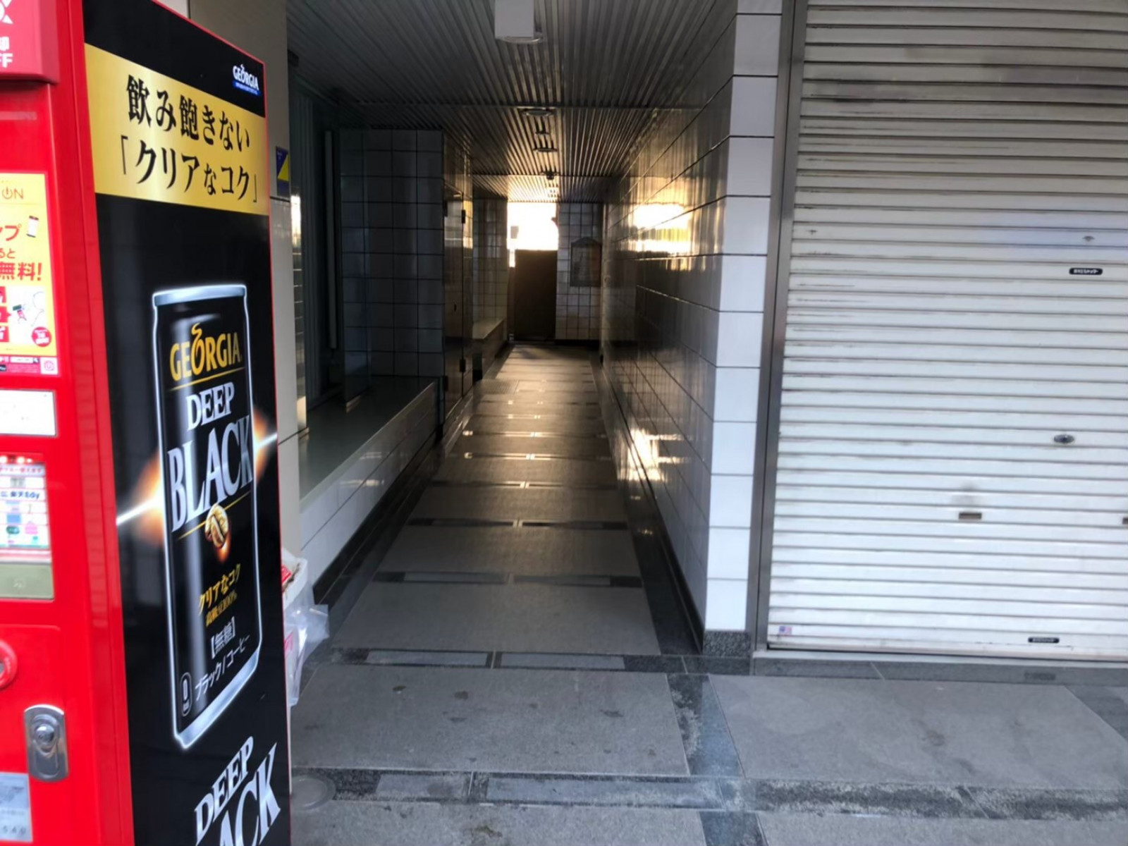 オフィスビル出入り口