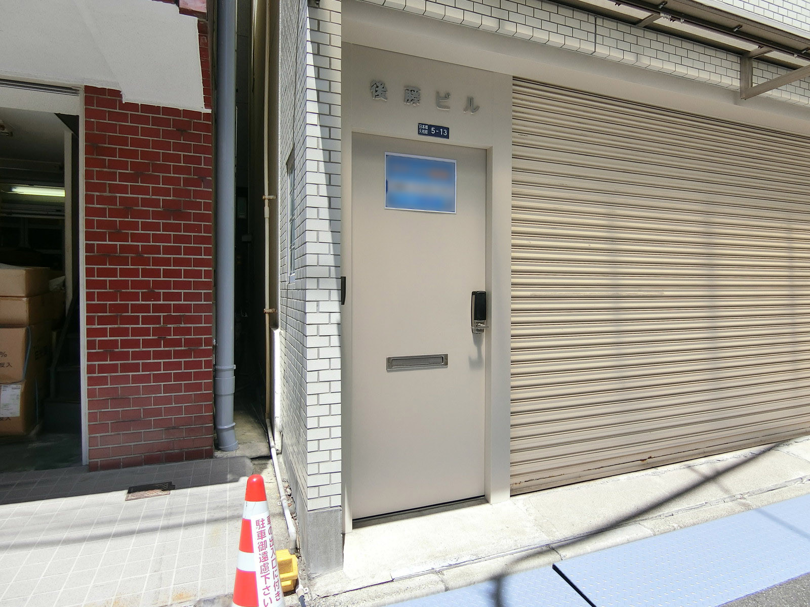オフィスビル出入り口