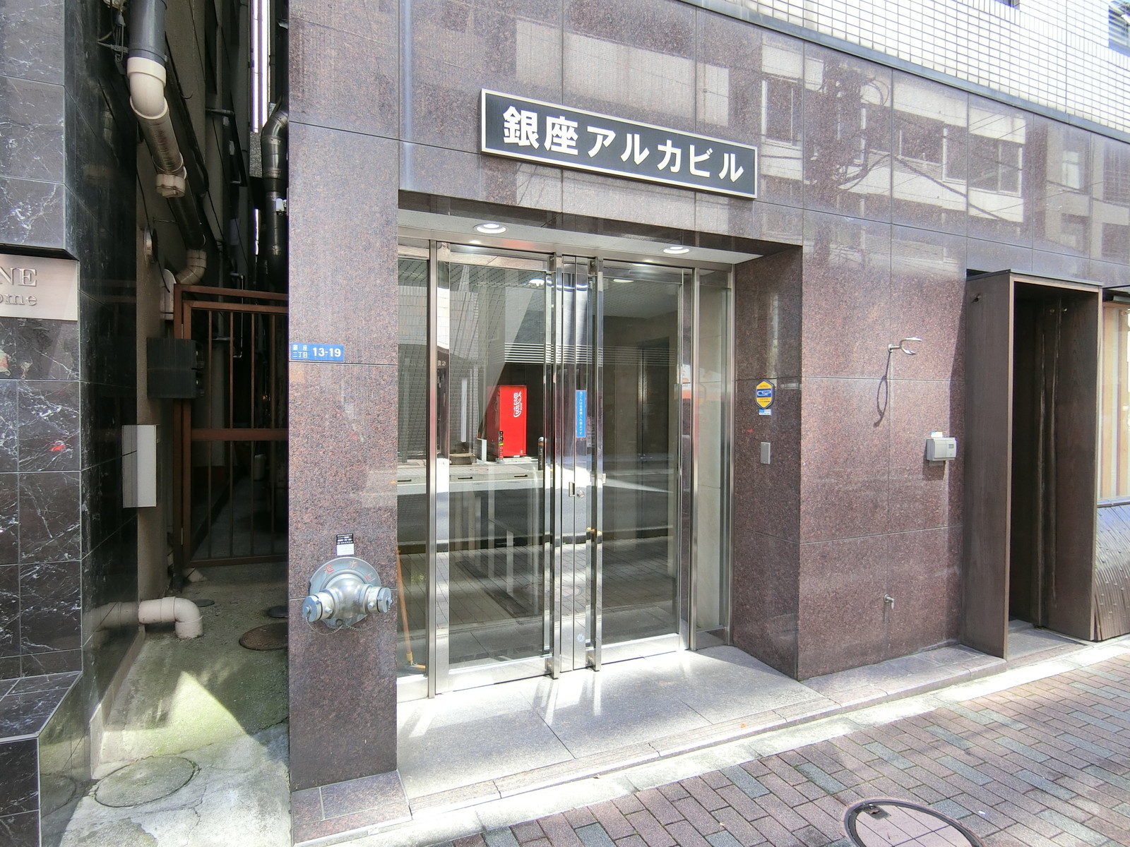オフィスビル出入り口