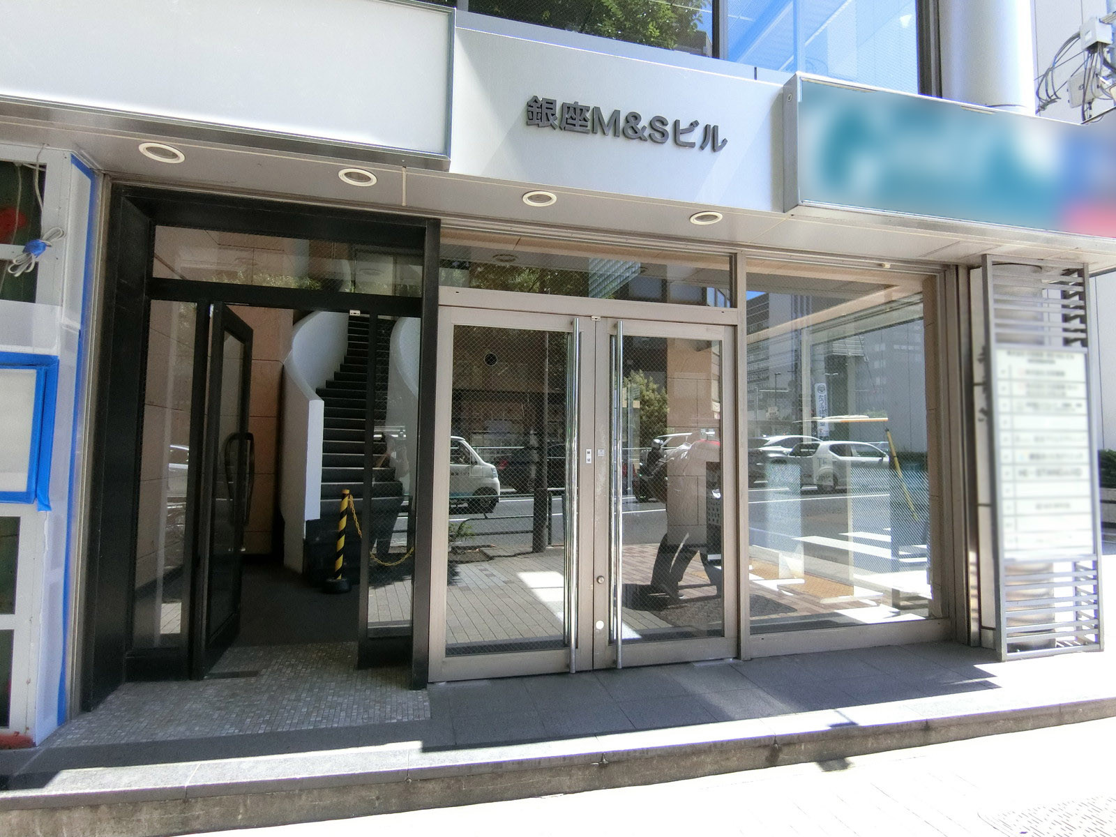 オフィスビル出入り口