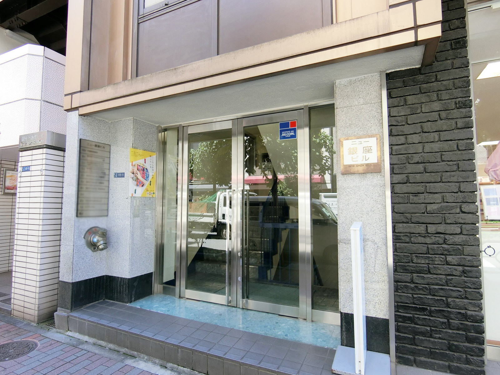 オフィスビル出入口