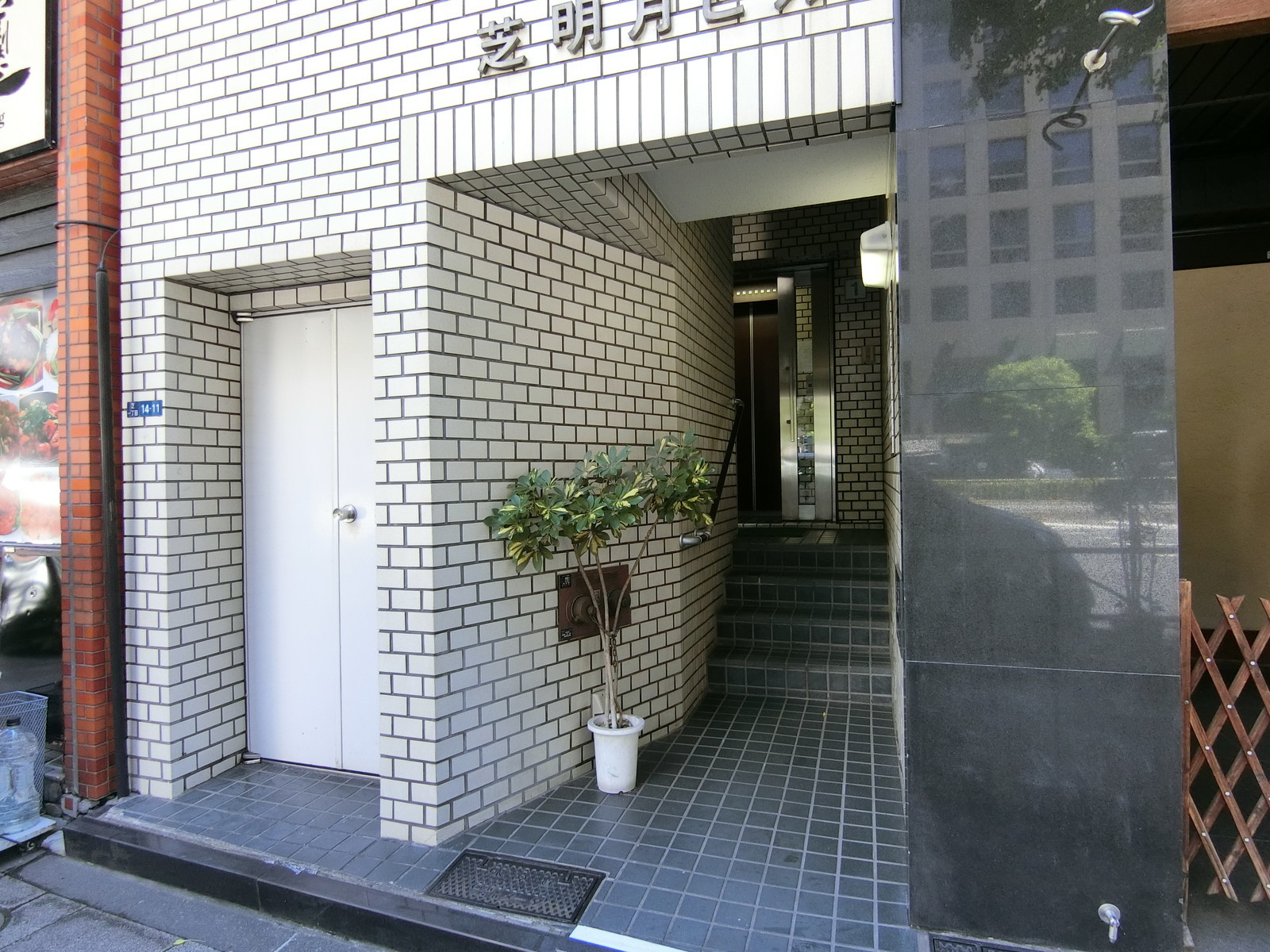 オフィスビル出入口