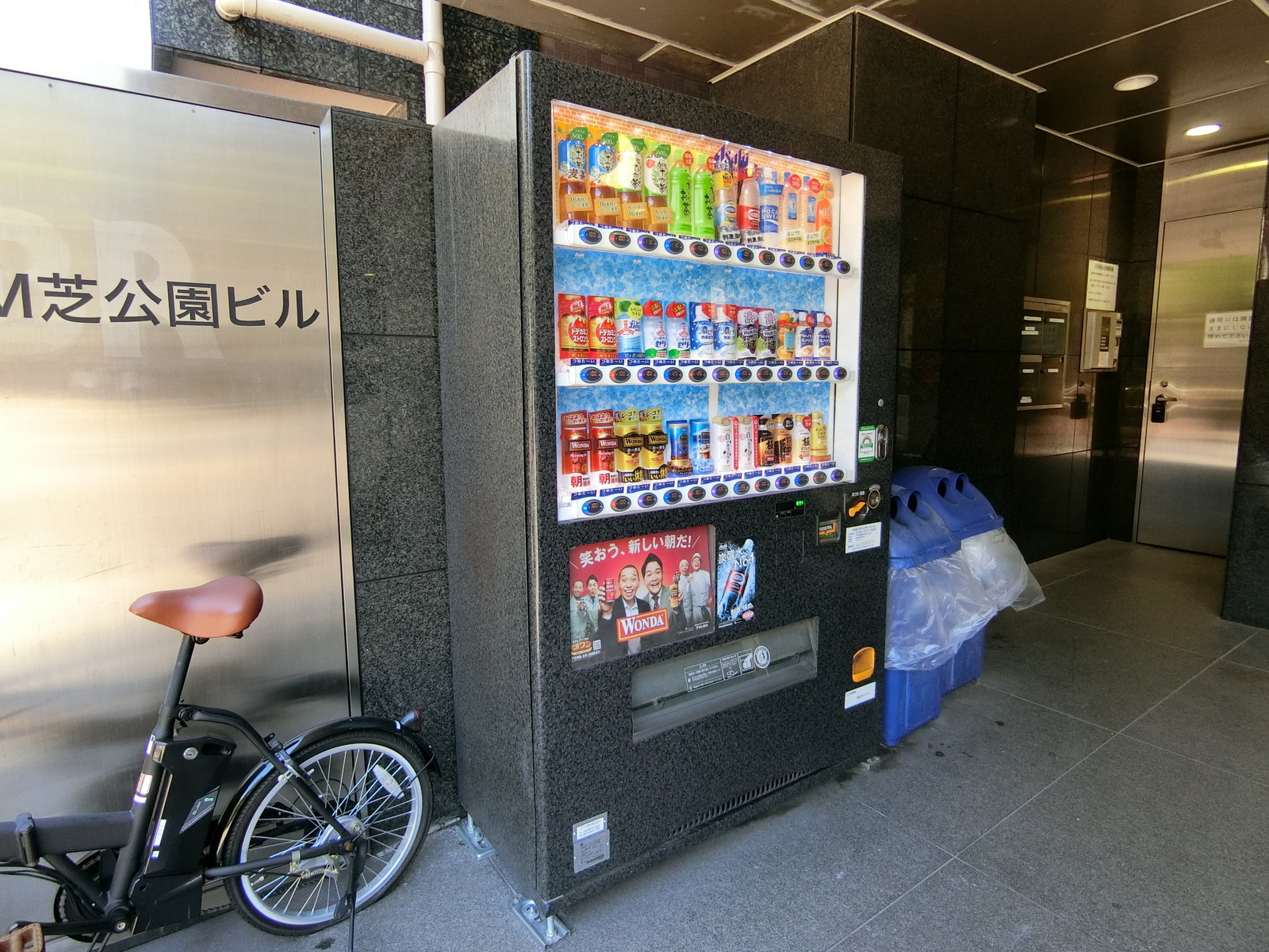 出入口の自動販売機