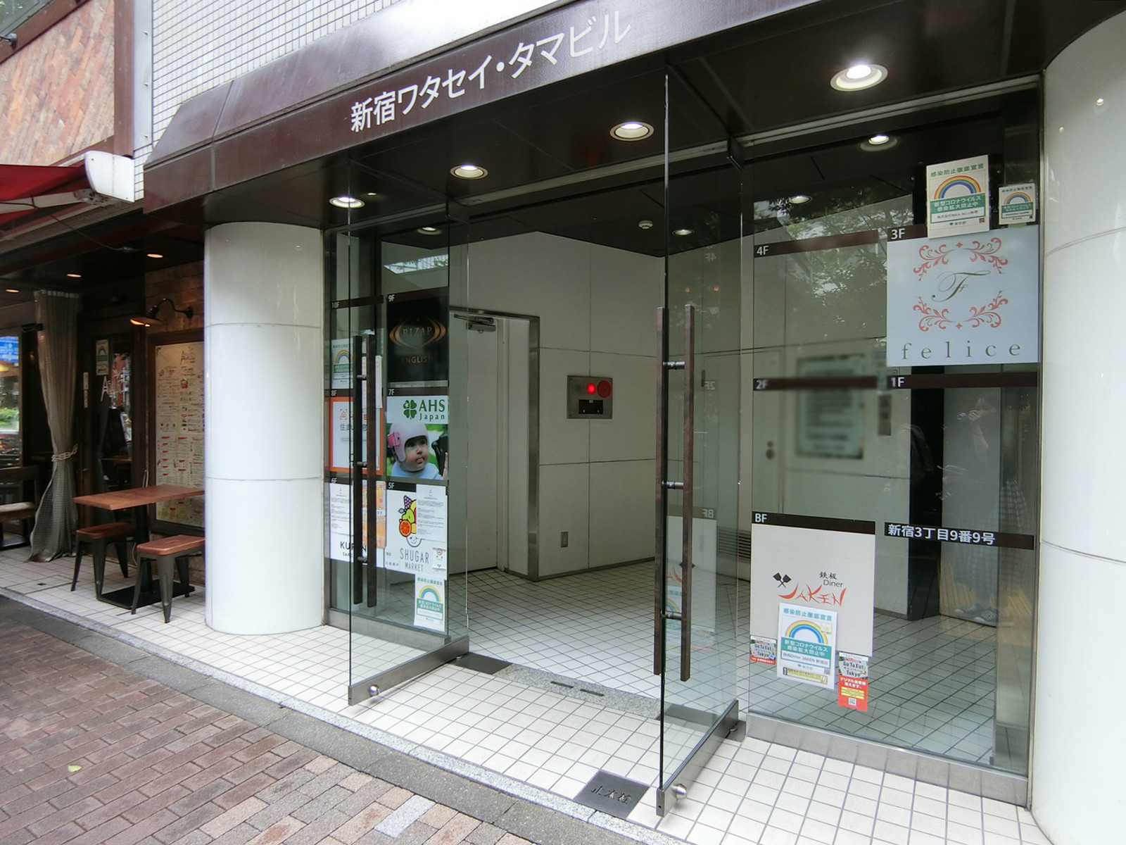 オフィスビル出入口