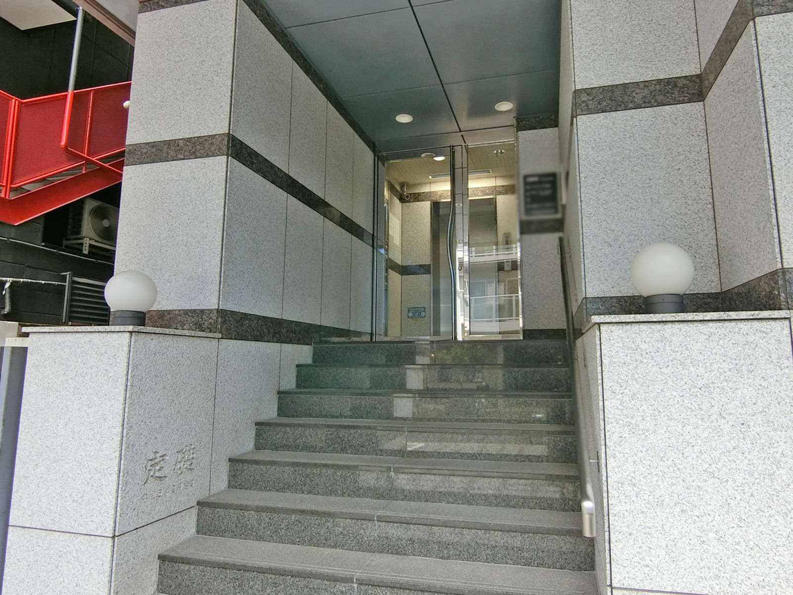オフィスビル出入口