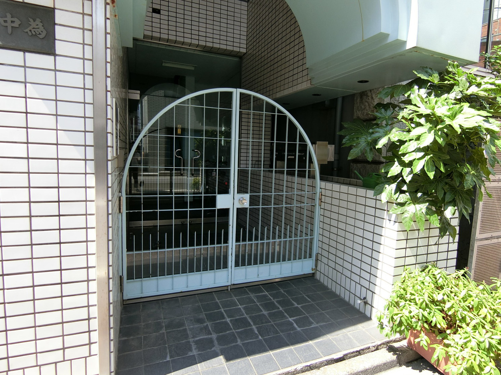 オフィスビル出入口
