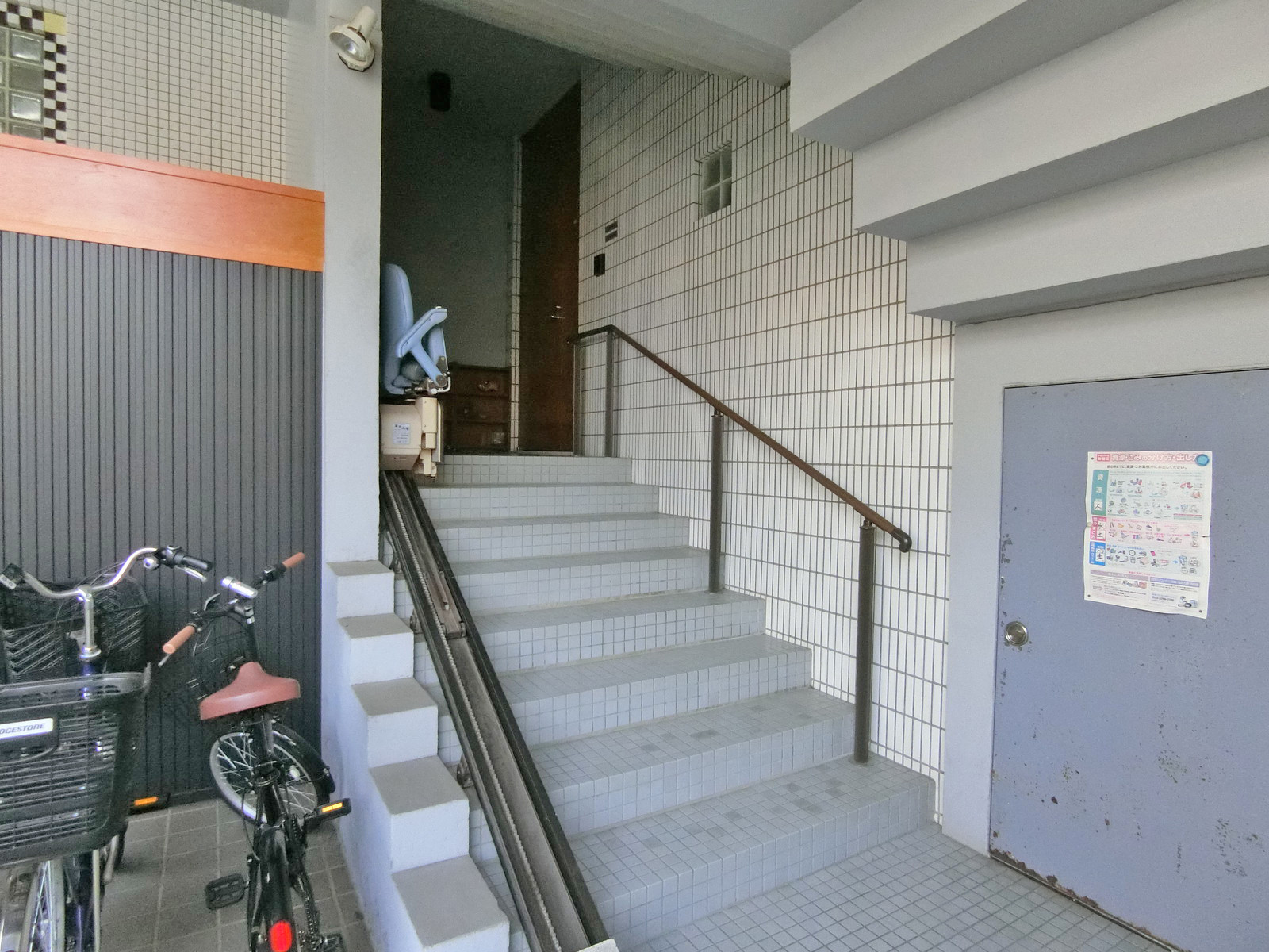 オフィスビル出入口