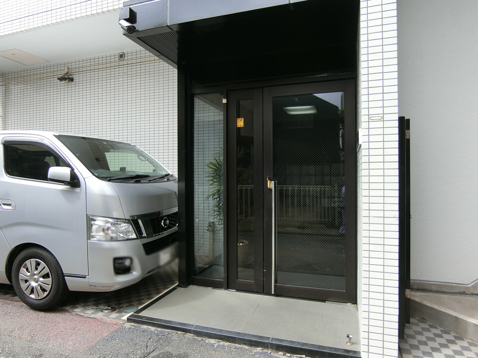 オフィスビル出入口