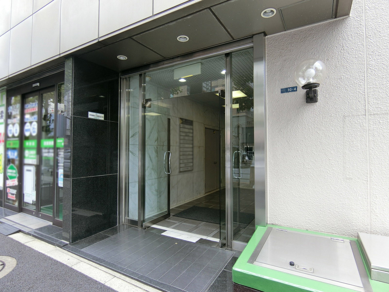 オフィスビル出入口