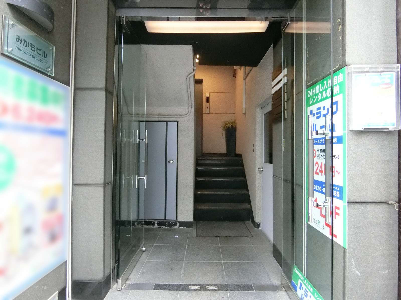 オフィスビル出入口
