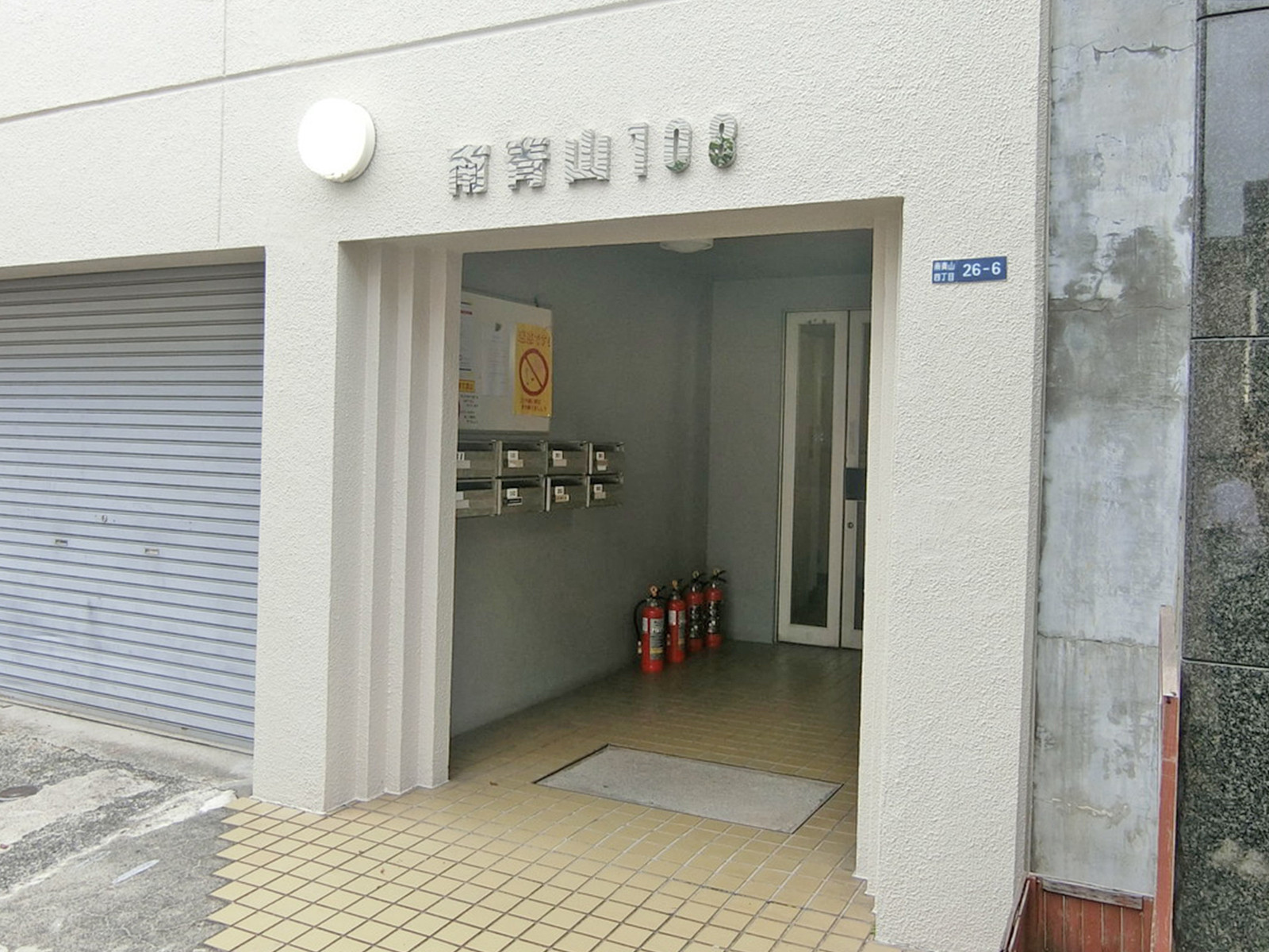 オフィスビル出入口