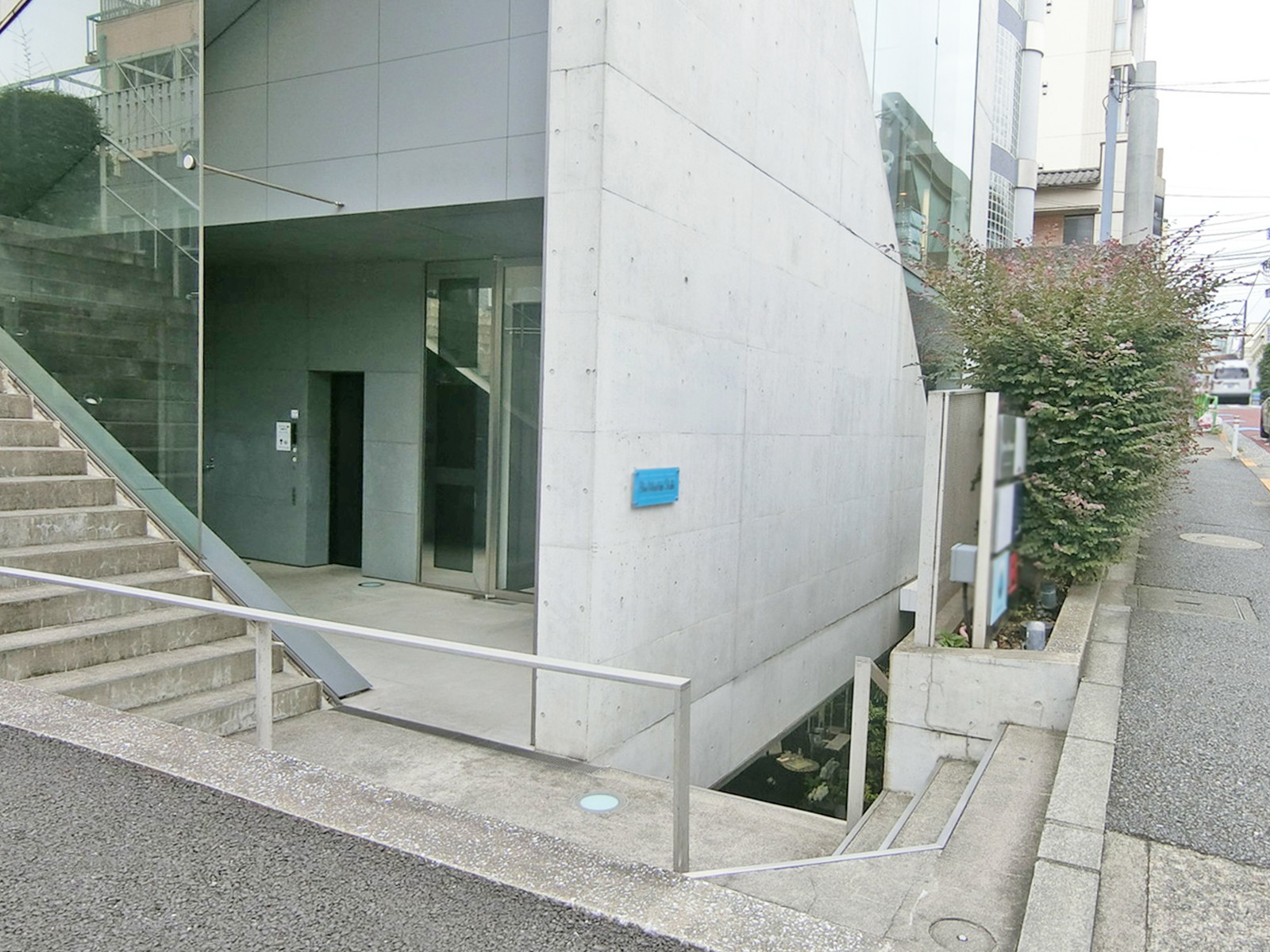 オフィスビル出入口