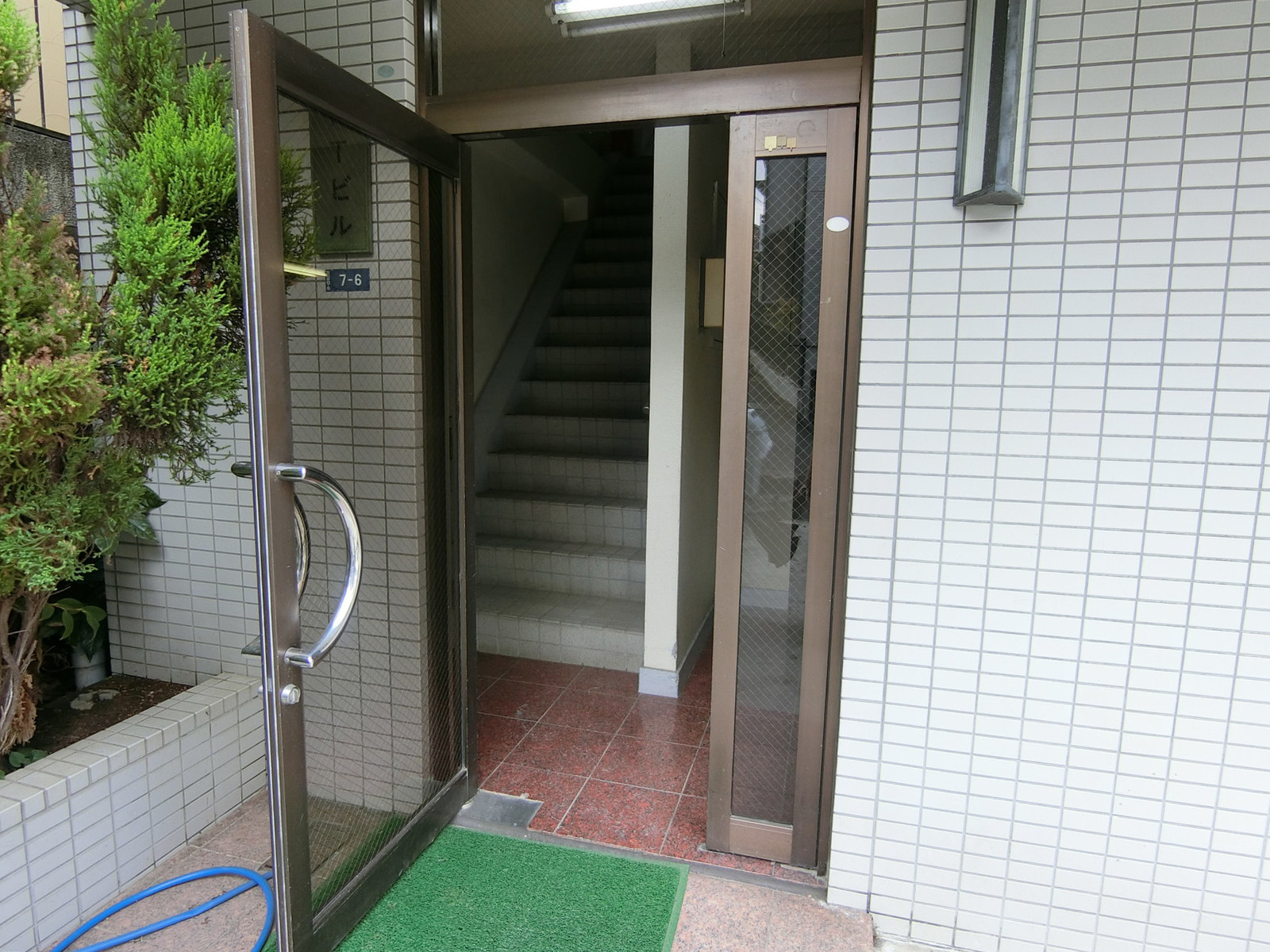 オフィスビル出入口