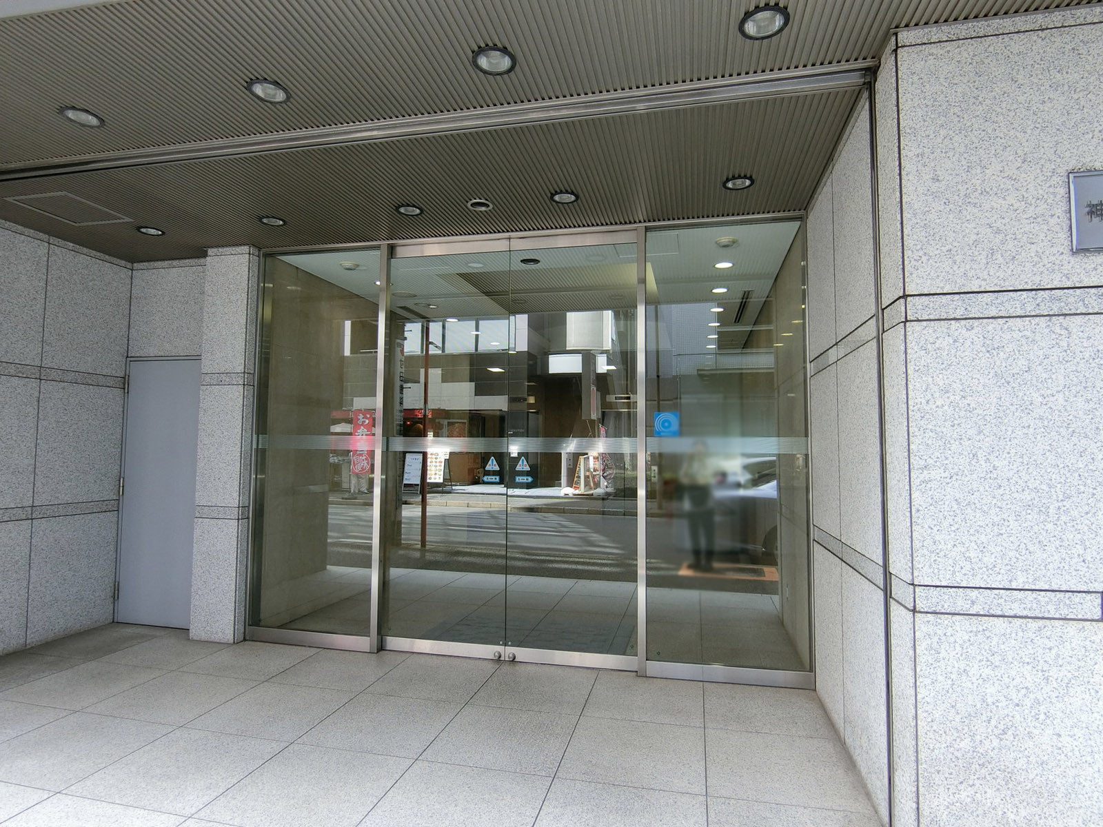 オフィスビル出入り口