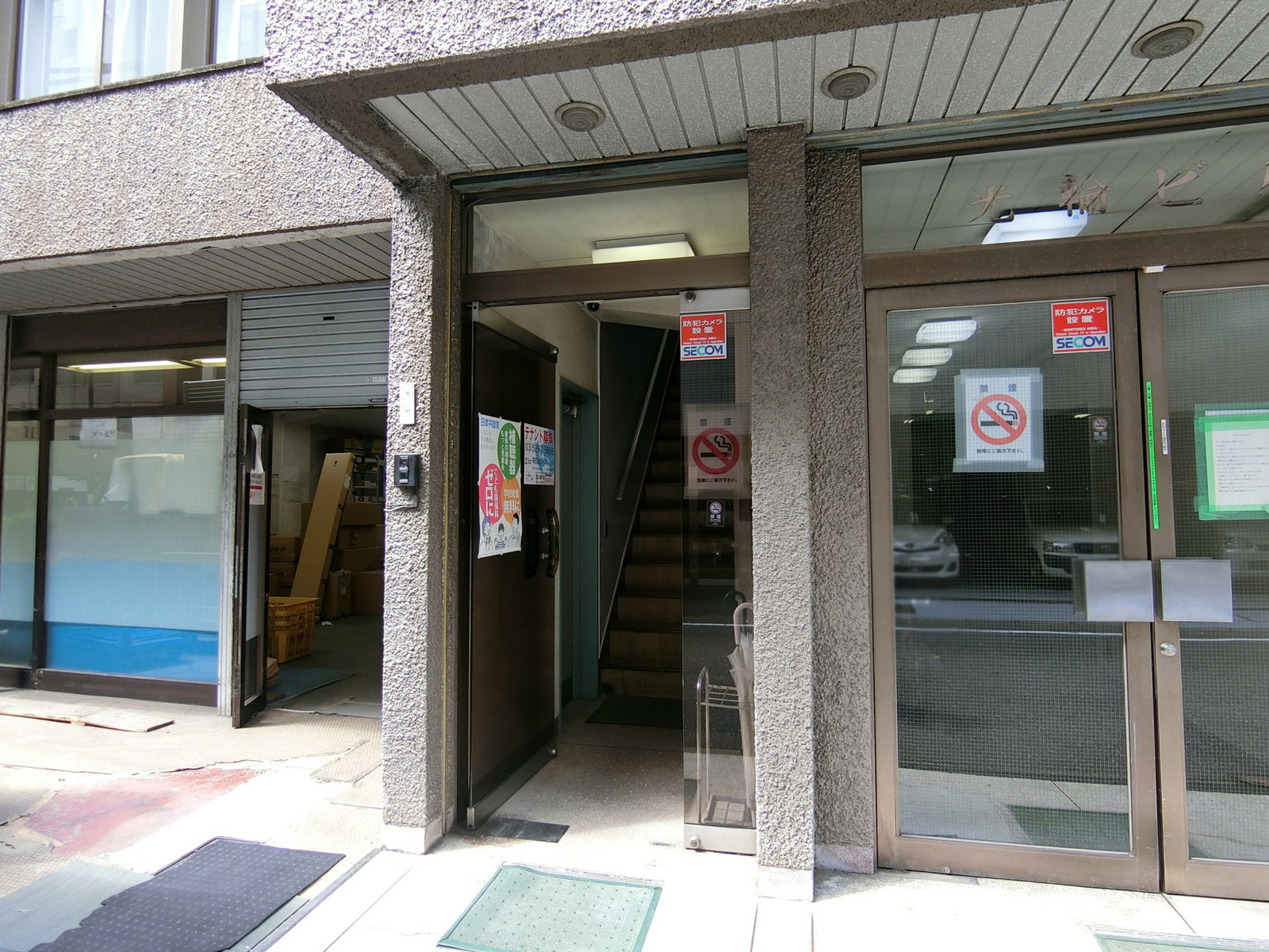 オフィスビル出入り口