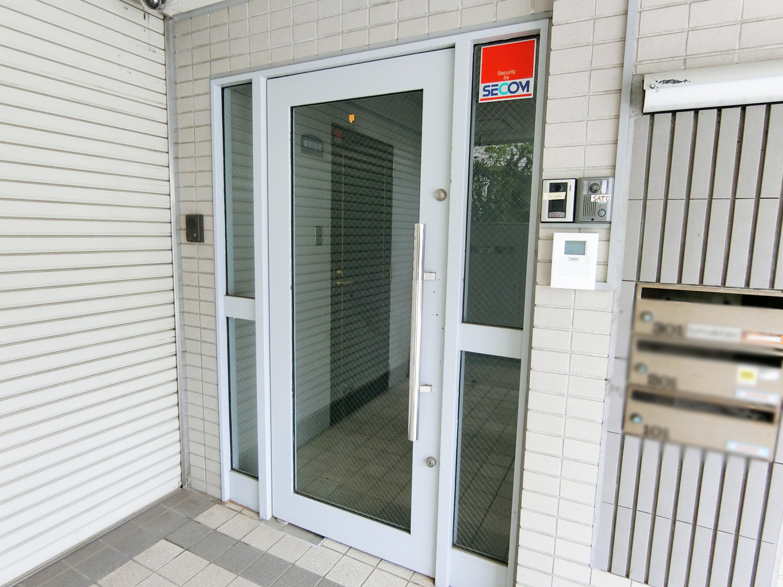 オフィスビル出入口