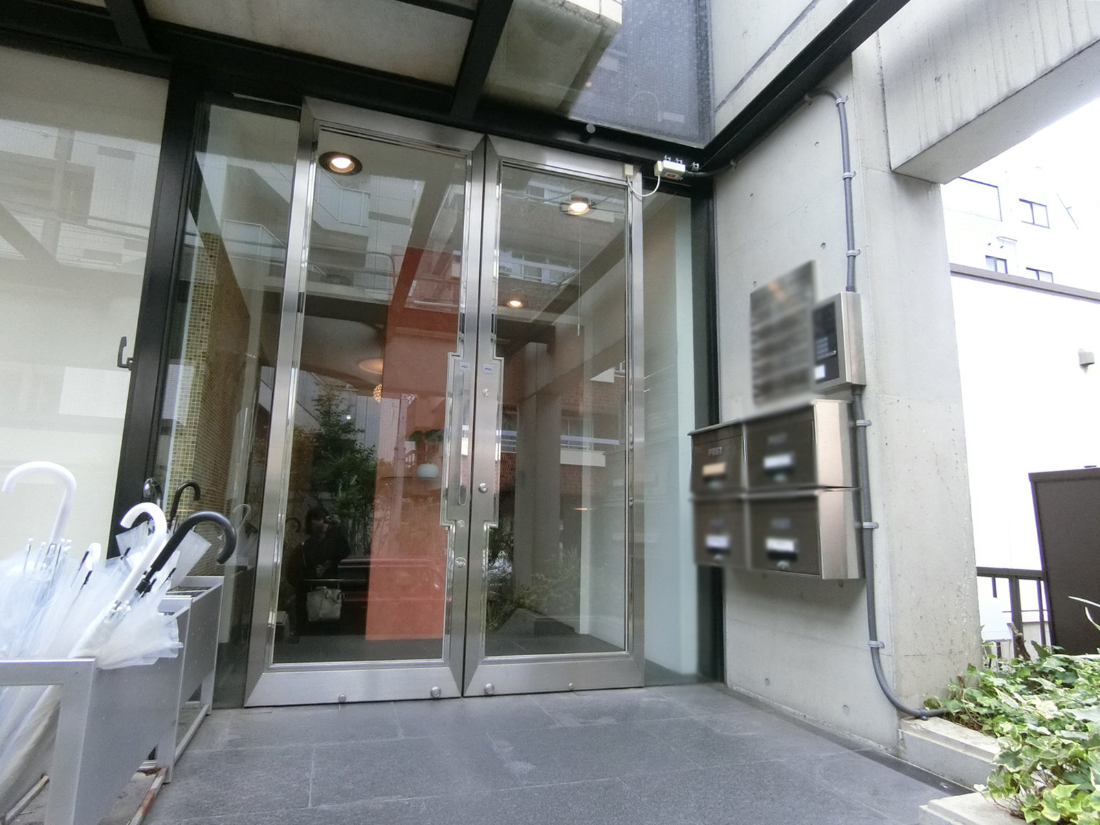 オフィスビル出入口